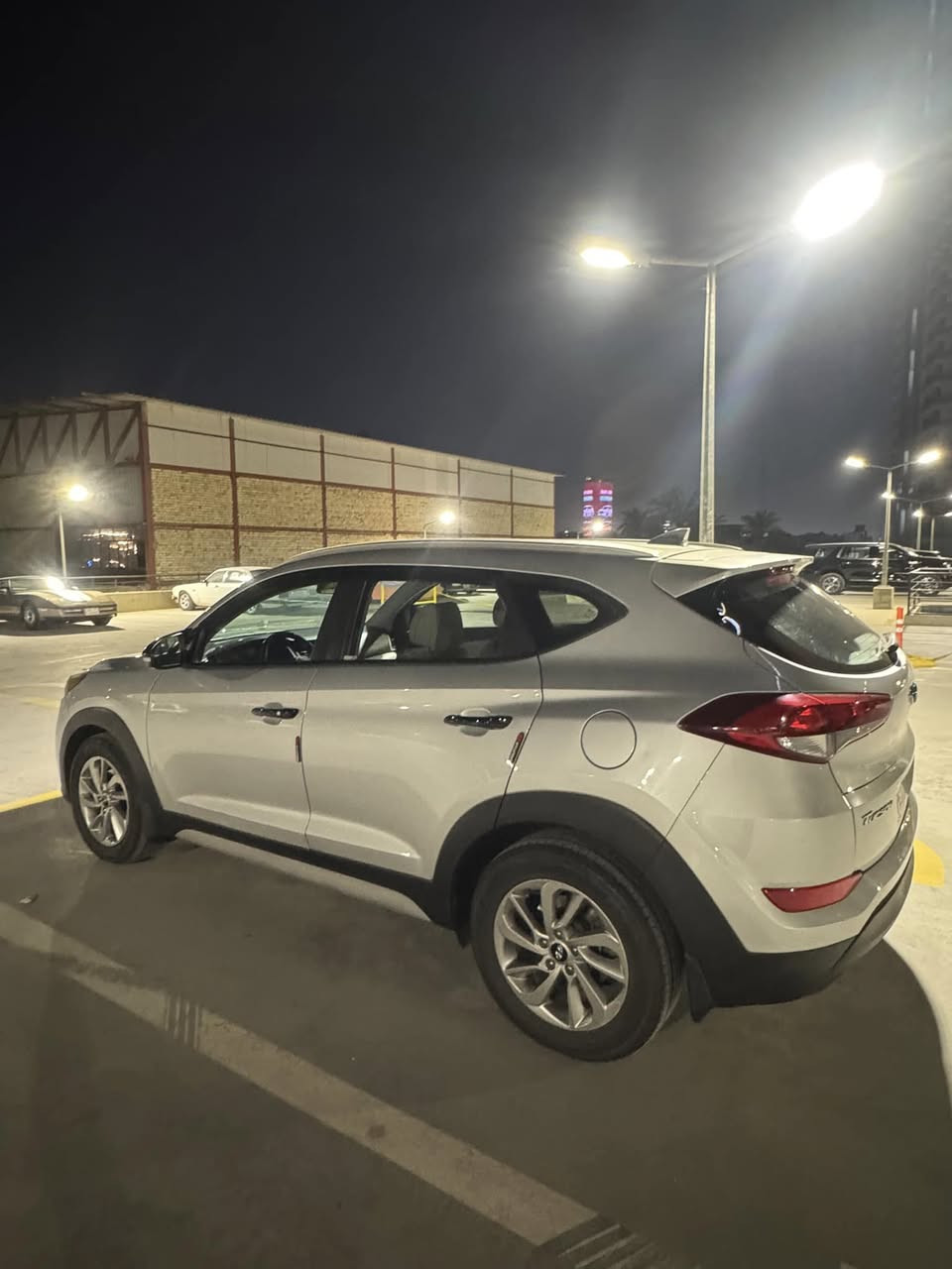 سلام عليكم عندي سياره توسان موديل 2018 سياره وارد امريكي بدون ضربه بيه تقريبن ربع البنيد صبق باقي السياره مكفوله  سياره رقم بغداد  العنوان بغداد السعر 155 ورقه وبيه مجال شي بصيط الاستفسار الرقم ***********
