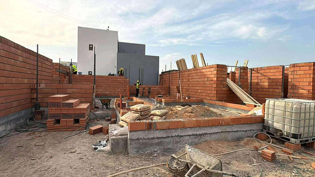 دار سكني للبيع في قرية أكاسيا منطقة الدورة 
المساحة 200 متر طابقين 3 غرف نوم بدون دلالية البيت باسمي
حديقة امامية وحديقة خلفية
ع شارع 30 متر 
الاستلام بدايه سنة 2027 
السعر 195 مليون عدا عموله التحويل 
نظام البناء سمارت ذكي 
للتواصل ***********

