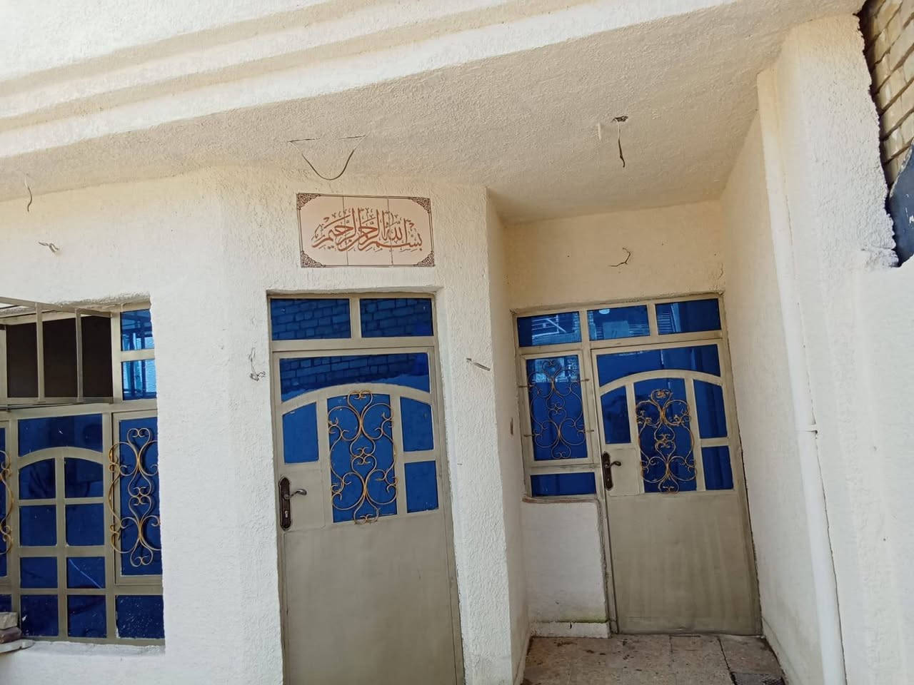 بيت مساحة ١٠٠ متر 
كامل يحتوي على طابقين اطابق الاول استقبال و مطبخ و غرفة  و هول و منور و صحيات داخليه و خارجيه 
الطابق الثاني غرفه و حمام 
بيت جديد و كامل 
عنوانه العبيدي - الكفائات 
للاستفسار ***********
