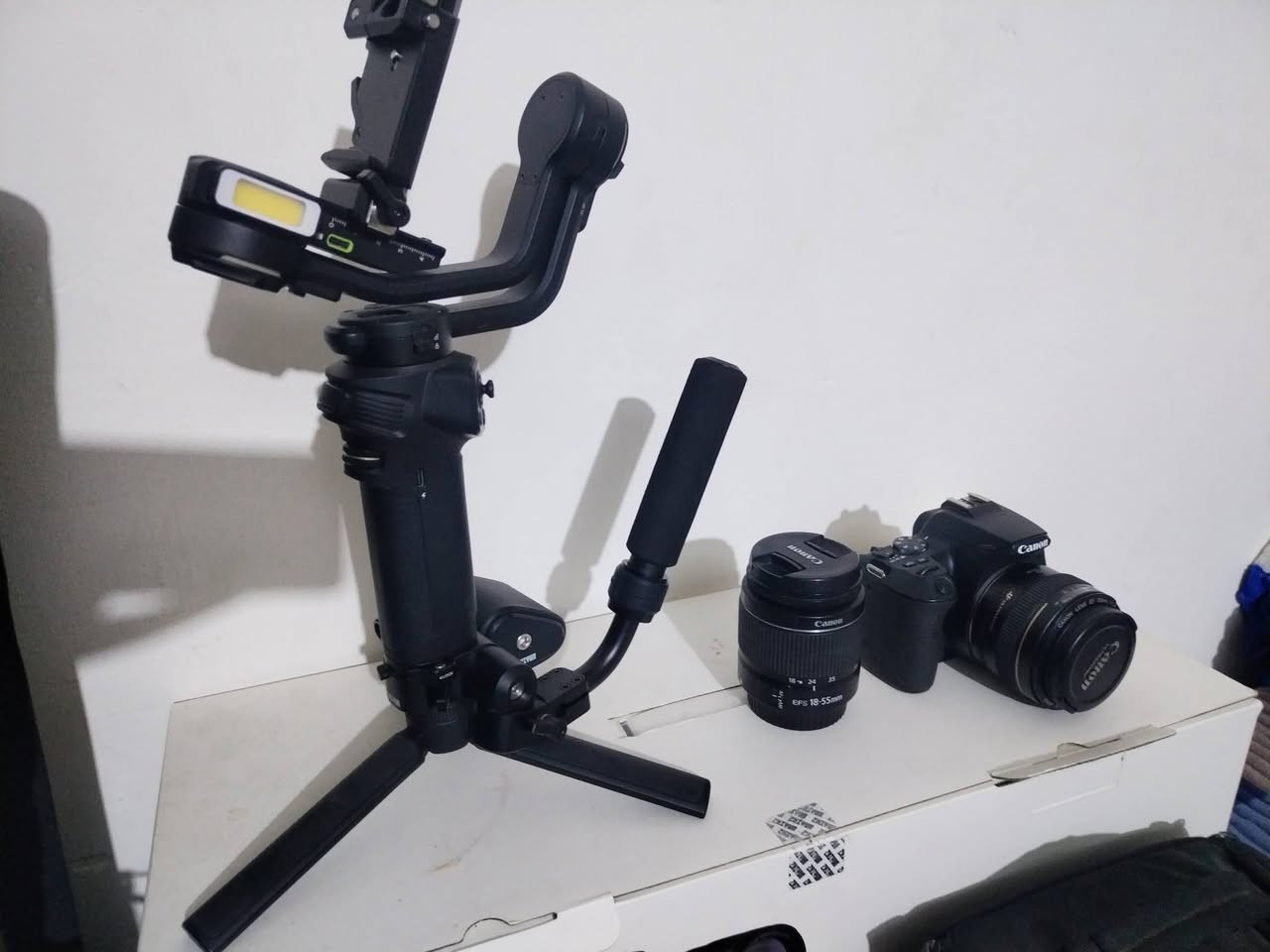 📸 للبيع | Canon D250 + Ronin Gimbal
عدة تصوير متكاملة بحالة ممتازة، مناسبة للتصوير الاحترافي وصناعة المحتوى.
✅ Canon D250 نظافة 90% ✅ عدسة 24-70mm ✅ عدسة 50mm ثابتة (Prime Lens) ✅ Ronin Gimbal (المثبت الظاهر بالصورة) ✅ جميع المعدات تعمل بكفاءة عالية وجاهزة للاستخدام.
🔹 مناسبة للتصوير الفوتوغرافي، الفيديو، الإعلانات، وصناعة المحتوى. 🔹 استخدام شخصي وحالة جيدة جداً. 🔹 لا تحتاج أي صيانة.
📍 الموقع: [بغداد]  📩 للاستفسار والمفاوضة على الرقم الاتي :***********
