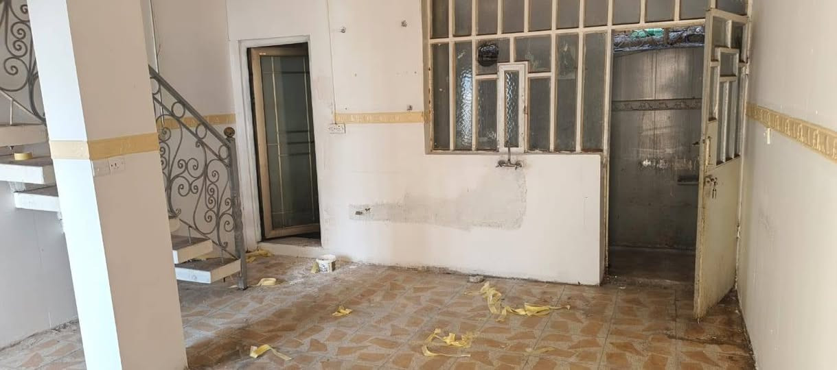 بيت #للايجار بيت 100 متر  طابقين منطقة #الثعالبة #بغداد بعد  سيطرة الشعب القديمة  البيت ب 10 الاف طابو صرف مبلط مدارس خدمات  (5 دقايق عن الشارع العام  الرئيسي)))
يتكون البيت من 2 غرف نوم وغرفة استقبال وهوال ومطبخ وصحيات طابق اول وثاني 
شوف الصور للبيت وبعدهة خابرني وتدلل. 
يفضل لعائلة الصغيرة.  ..  
السعر خاص وللجاد فقط.  
*********** بي واتساب
