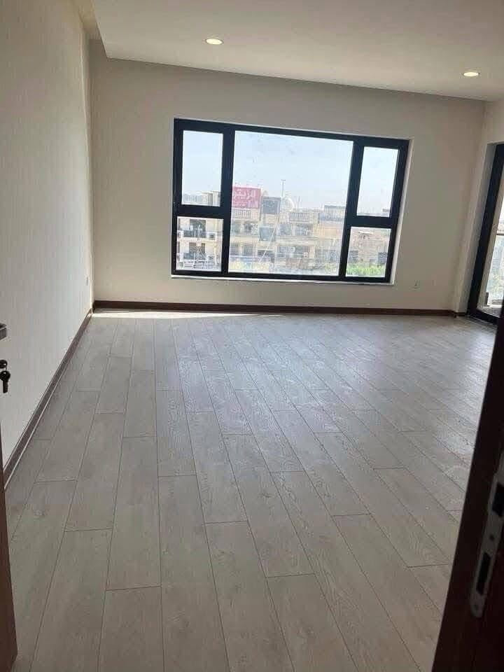 السلام عليكم شقه للبيع مجمع الروان السكني المساحه ٢٠٠متر ٣غرف ٣حمامات وخمس سبالت وكاونترات جاهزه للسكن الطابق ١٦ كافه الخدمات متوفره بيها المطلوب ٢٤٠مليون تبقى ١٠٠مليون قرض اقساط كل شهر ٦٥٠للاتصال ***********
