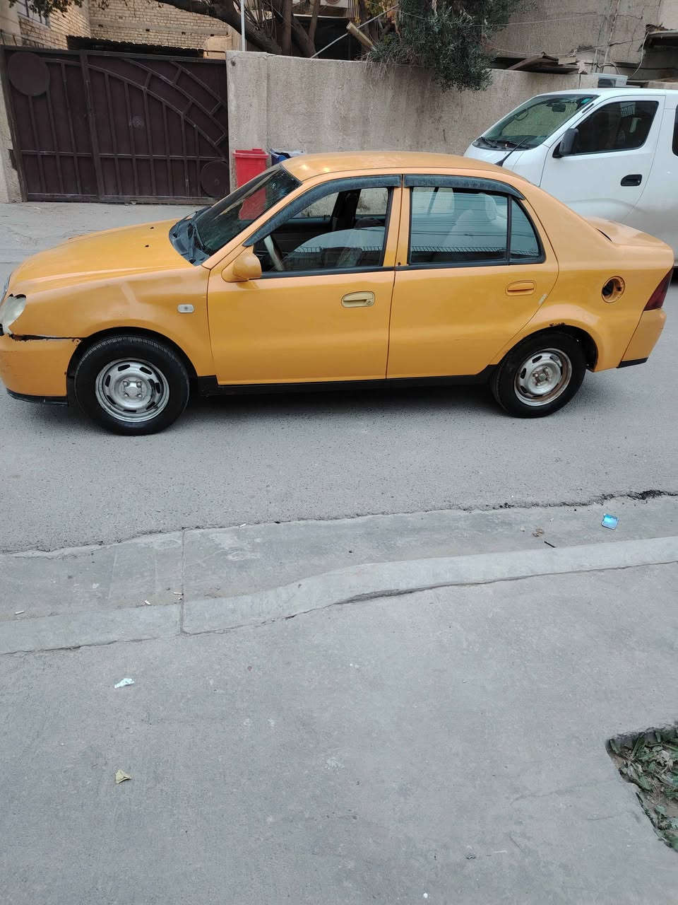 السلام عليكم 
سيارة جيلس  CK موديل 2012 بإسمي رقم بغداد انكليزي  تحويل مباشر ما عليها اي غرامات او طلب ماشية 146 الف كيلو (كير محرك) ممتاز اتكفل بيهن تبريد عاطل تخم تاير جديد قبل شهرين شديتة بيها نواعم تصليح و طخات بسيطة صدرها وسط و كل الگشر امبين بالصور بيها شوية جراد بالقمار مكاني بغداد الغزالية 
السعر قفللل (30) ورقة رقم تلفون ***********
موجود واتساب 
شكرا . بغداد, العراق
