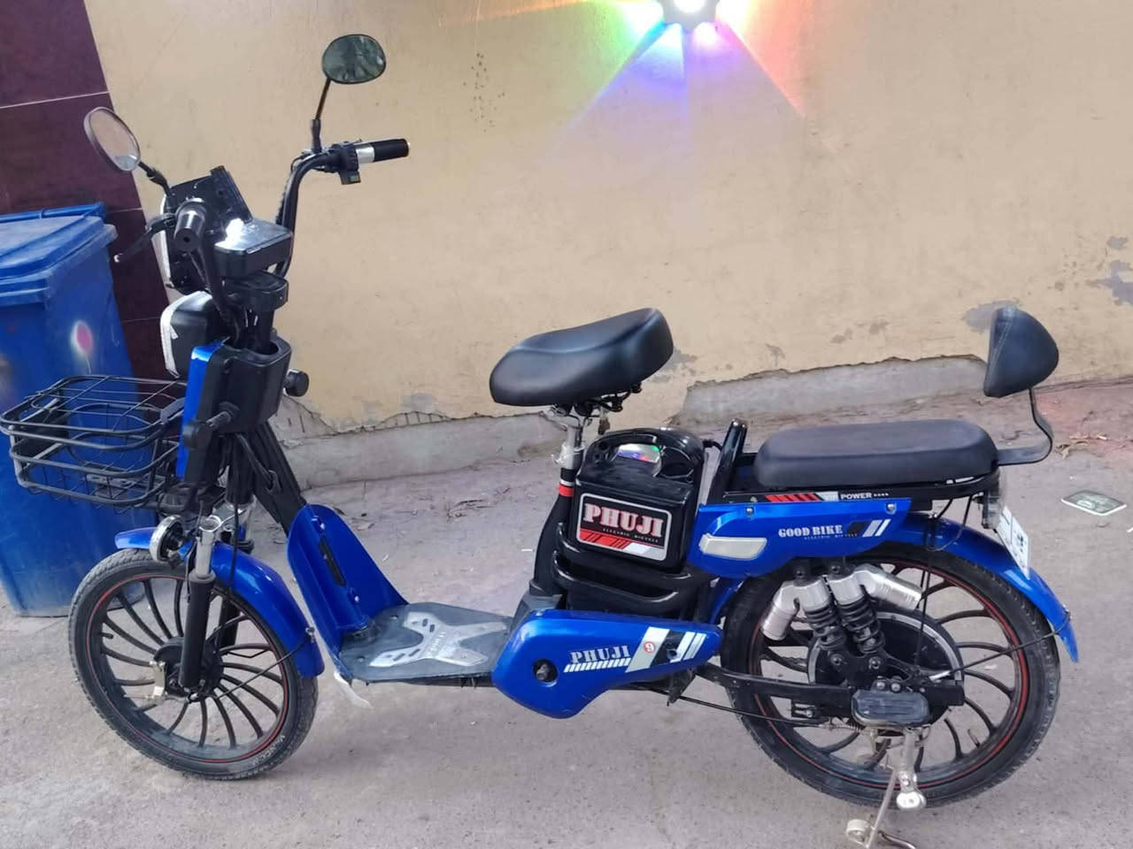 السلام عليكم دراجة شحن للبيع كاملة تحتاج بطاريات فقط قيم واخذ بس لا تكسر بالسعر ***********
/*********** مكاني بغداد سبع ابكار
