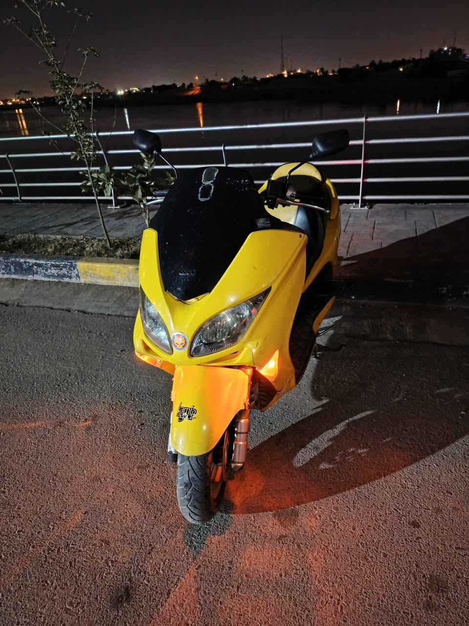 السلام عليكم فورزة 09 للبيع 
الدراجة كاملة من كلشي كبل للشارع 
كهربائيات كلهة شغالة 
دبلات خلفي اصفر بلادي قبق دبل امامي اصفر
رون واحد ونص جويتر ابد ما مفتوح 
مكينة بلادية من كلشي 
ويالة ذهبي فجوج ذهبية 
العنوان بغداد الاعضمية 
السعر 600 وبيها مجال للطيبين
الرقم ***********
