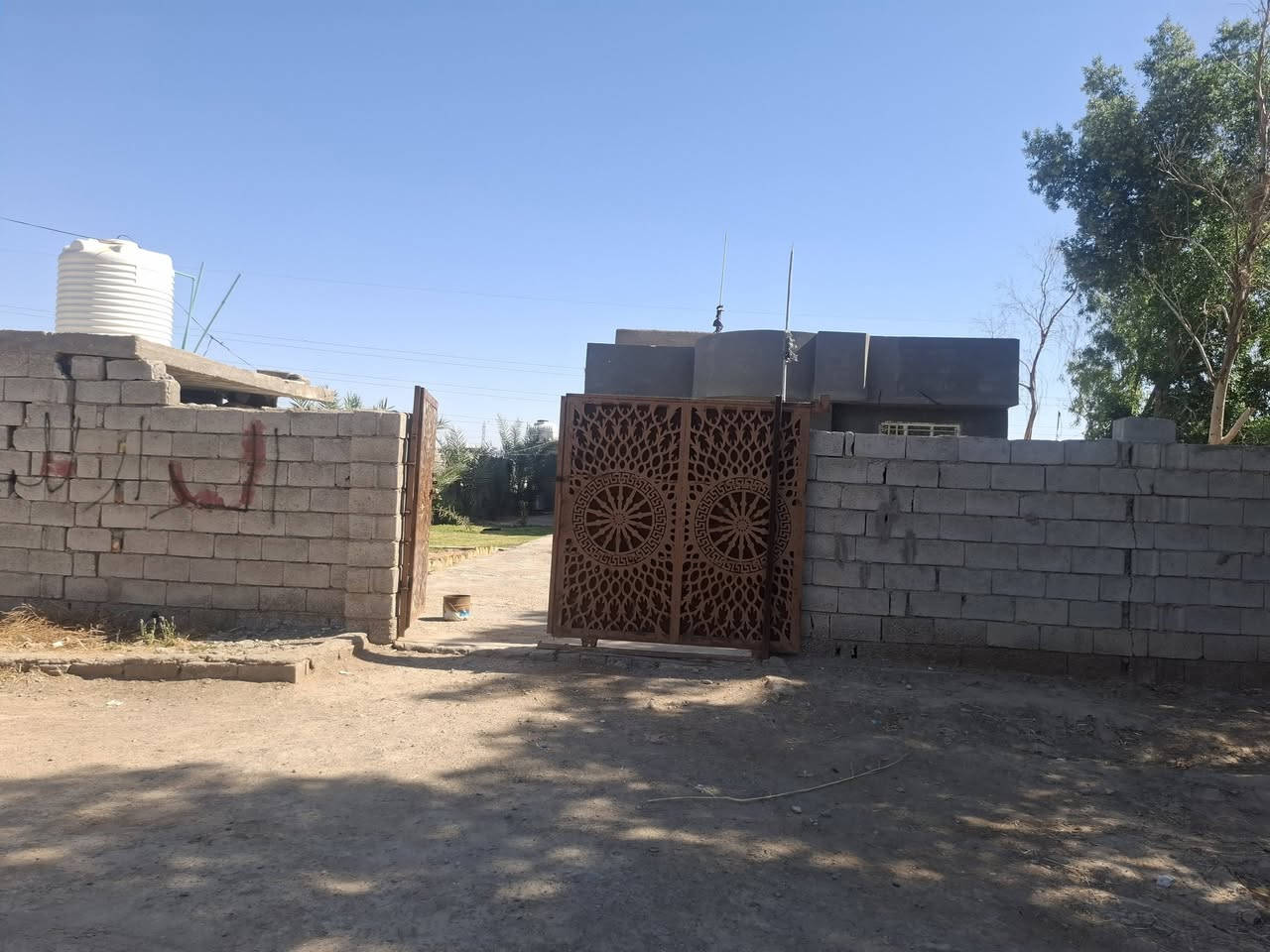 بيت للبيع غرفتين وصاله وستغبال ومطبخ خراجي وداخلي مساحته 750 متر جاهز بناء اابلوك مع محلات عدد 2 وااجه 15متر شارع عام قرب معمل التنانير طابو زراعي  للاستفسار ااكثر الاتصال ***********
