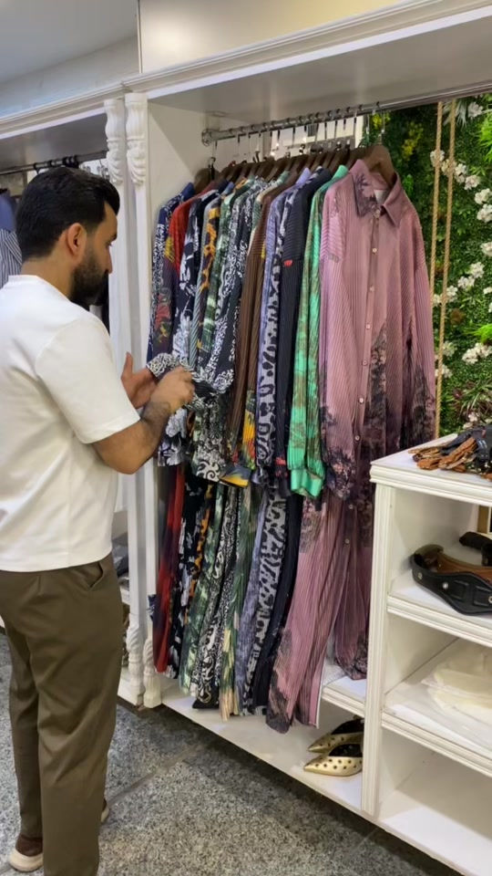 تخيلي 20 فستان / 20 الف .. 🫶🏻🫶🏻 انتبهي عالفيديو وشوفي الفستان بيش صار بسعر البلاااااااش سعر التوصيل 5 الاف دينار  بغداد وكل المحافظات  العنوان : بغداد الدورة سوق الاثوريين شارع نادي المجتمع العائلي رقم الهاتف ***********___***********  . . . . . . #ملابس #ازياء #اكسبلور 
