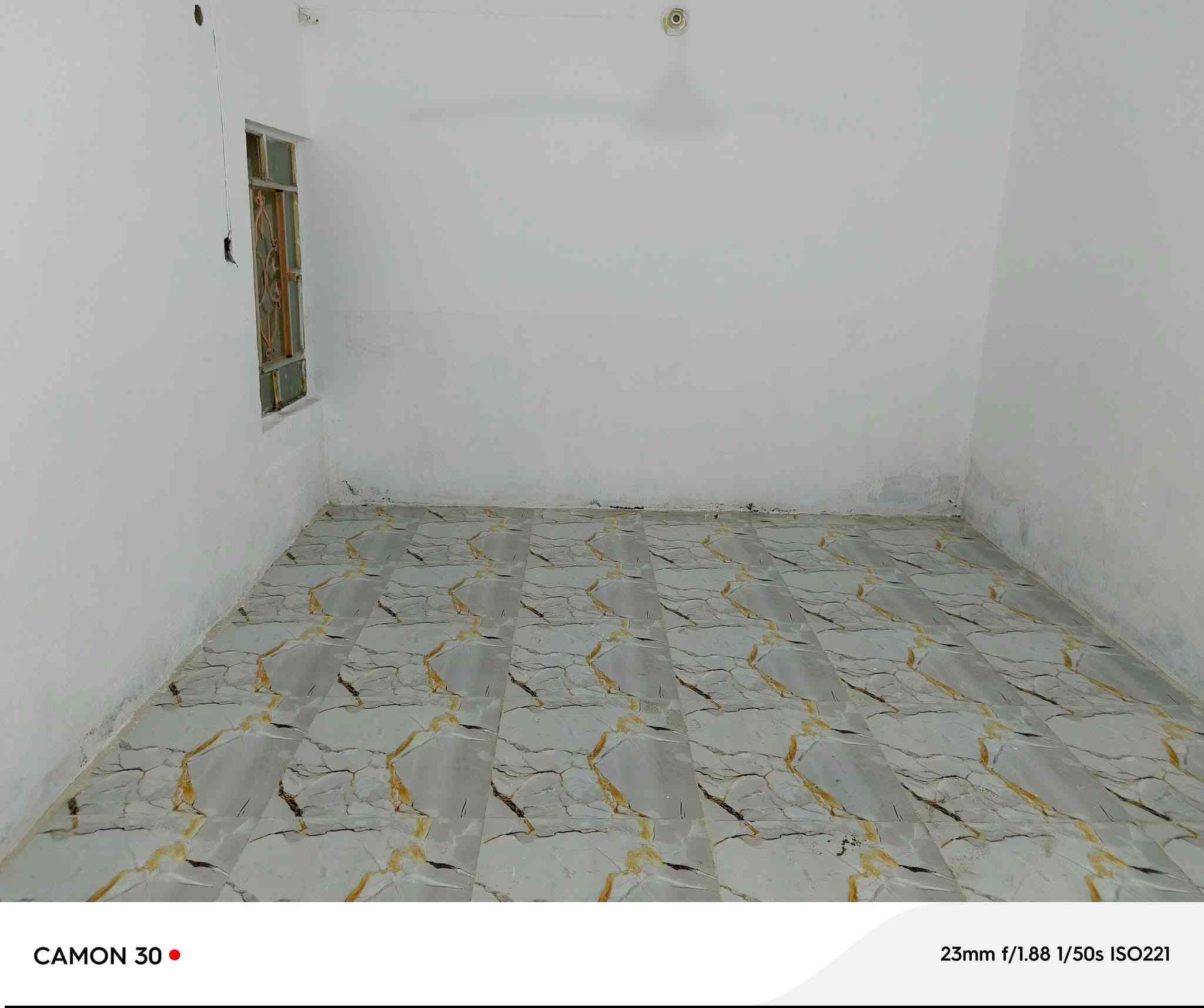 بيت للبيع مساحة 50 متر بناء نظيف جدأ غرفه وصاله ومطبخ وتخاريج ومكشوفه  بشارع المطار القديم بلفرع اسواق فارس. الارضيه بورسلين البيت كله الاستفسار رقمي ***********
