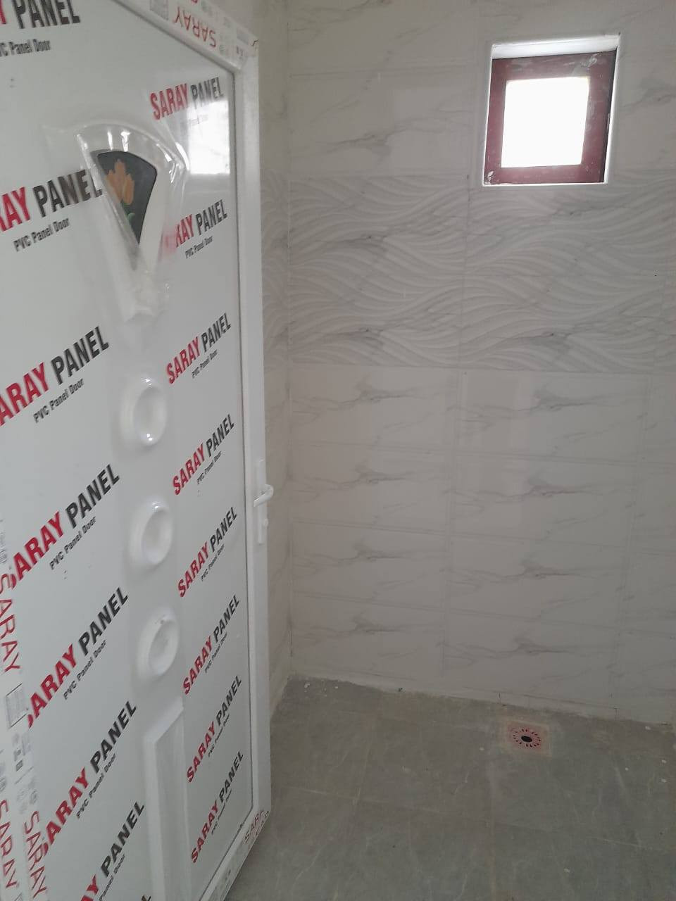 السلام عليكم ......للبيع بيت جديد صفر المساحه 5/20 يحتوي الطابق الاول غرفه نوم استقبال صاله مطبخ صحيات داخليه خارجيه الطابق الثاني غرفه نوم وبيتونه وسطح خلفي موجود ارضيه سيراميك  بالبيت سخان ماطور تانكي البيت غير مسكون للستفسار اكثر اتصال وات ساب *********** العنوان كاطون الرازي قرب جامع سعد ابن ابي وقاص
