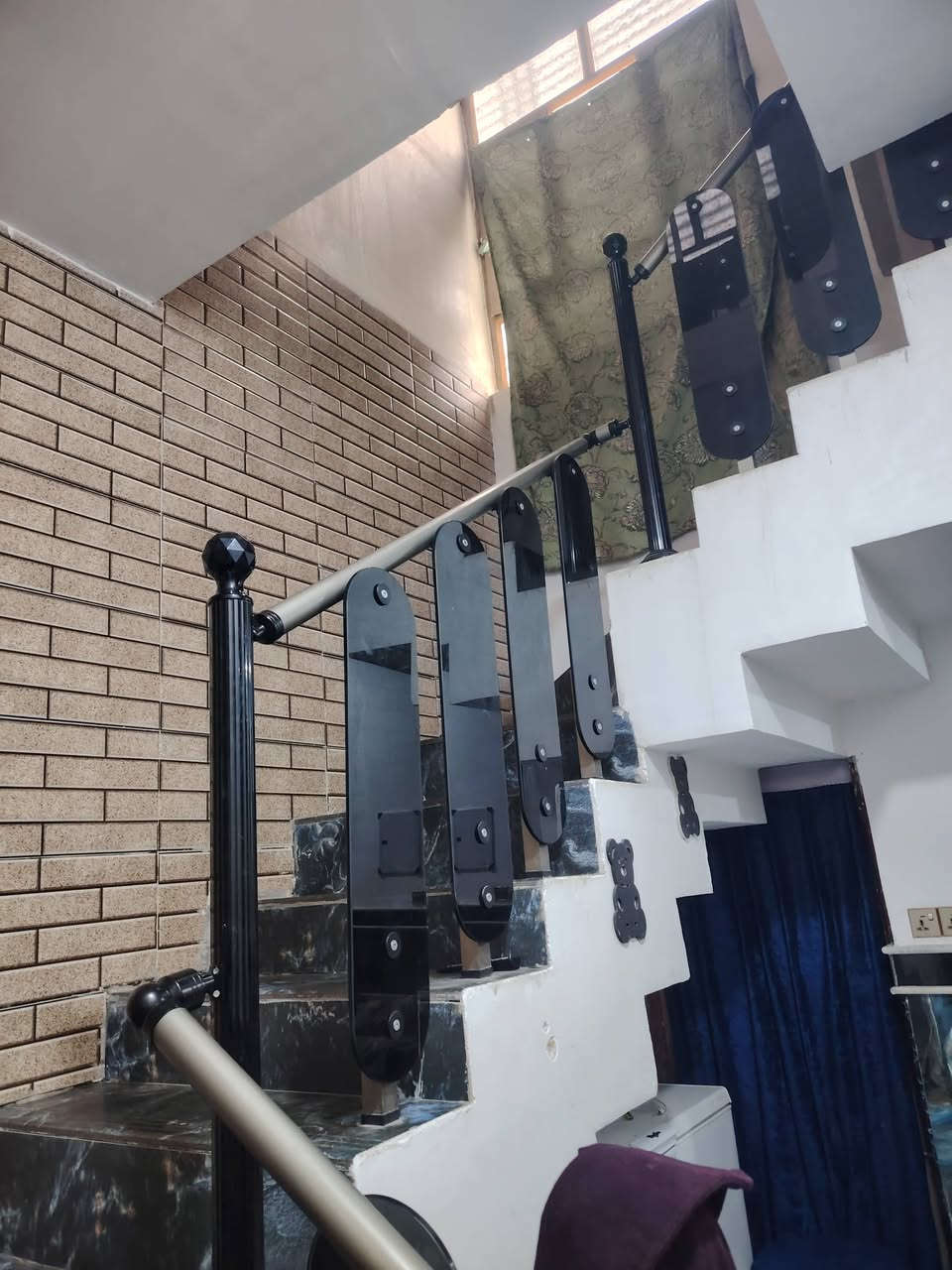 السلام عليكم ورحمة الله وبركاته بيت مساحة ١٣٦َنزال ١٨الواجهة ٧ونص بناء حديث يحتوي على غرفة نوم ومطبخ وبراني وصالة وصحيات خارجية الرباط كونكريت والسقف مطلوب إسكان ٤٥ السعر الخاص حي النهضة الثالثة البيت على شارع تبليط قرب مدرسة الخلاني الاتصال على الرقم *********** صاحب الدار
