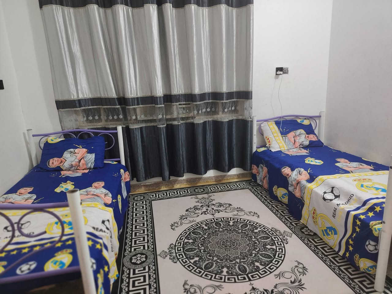 نصف قطعة للبيع شرك طابقين نظيفة جداً مساحة 72 م
في قطاع 54 بفرع جامع وحسينية الائمة شارع عريض وقريبة ع شارع ٣ غرف وحدة سويت وصالة ومطبخ و٢ حمامات وسطحين واحد بي مخزن جبير اي استفسار الاتصال على الرقم ***********
