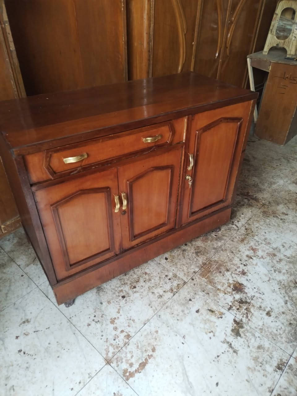 السلام عليكم
بوفيه فراش صاج
عرض متر واحد و٢٠ سنتيمتر
السعر ٥٠
المكان الكريعات مقابل مطعم البلام
موبايل ***********
لانرد على التعليقات فقط الاتصال
