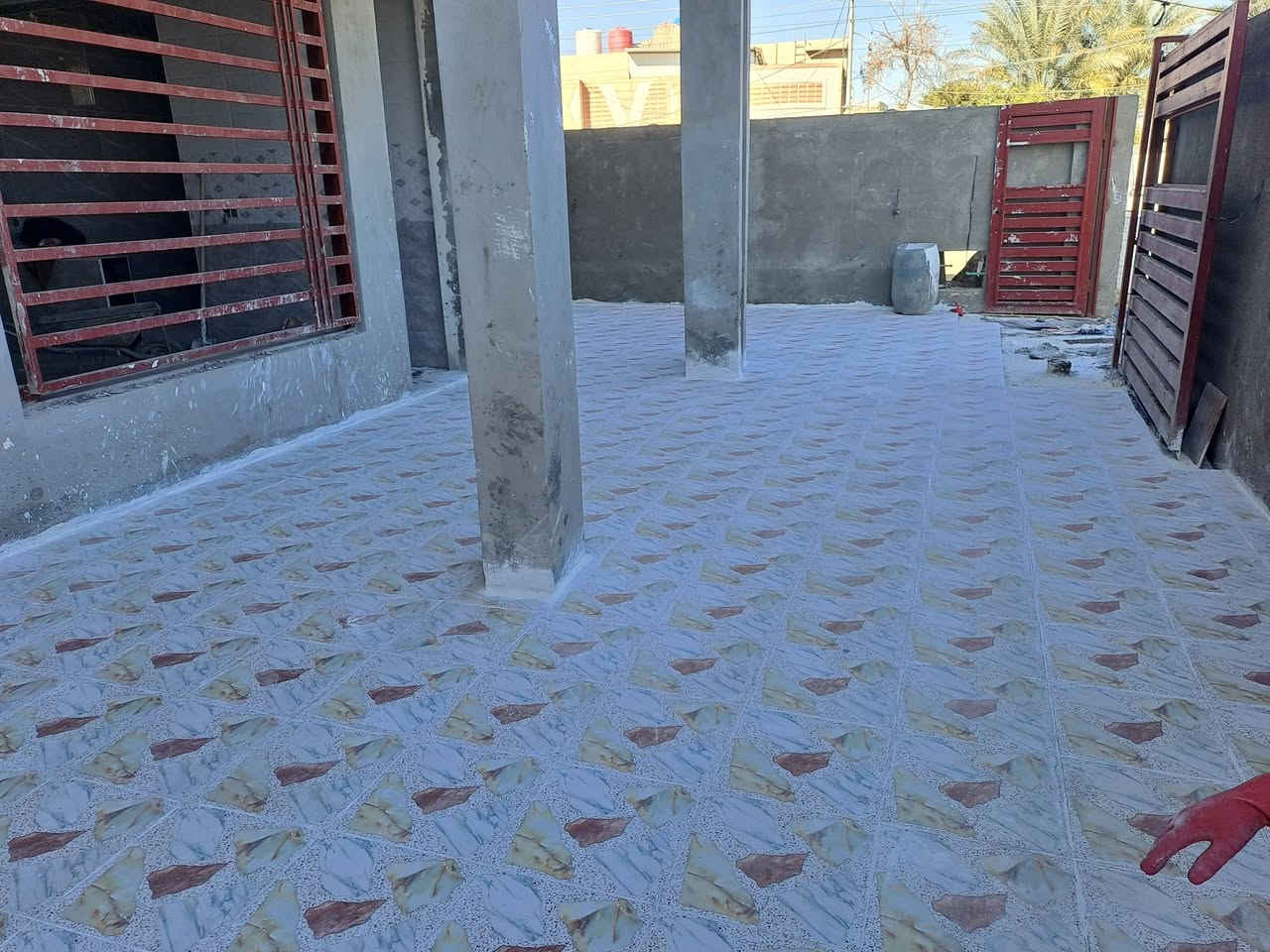 سلام عليكم خلفه سيراميك جداري وارضيات شغلنه متر ومكطوعة شتغل درجه اولى  لتواصل هذا رقمي ***********
