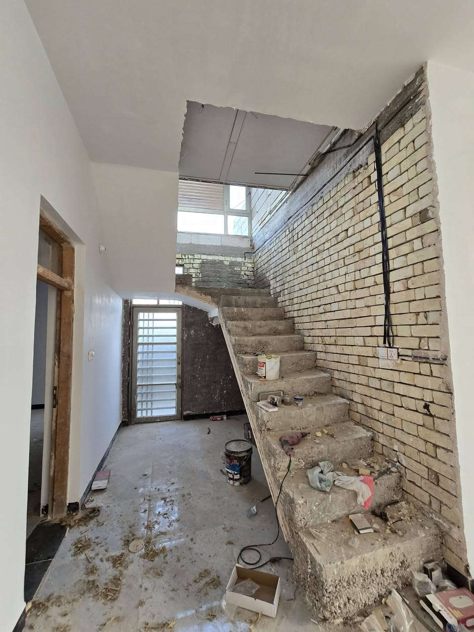 السلام عليكم
بيت ركن للبيع المساحة 240 متر 
يحتوي على استقبال + مطبخ + 3 غرف + مرافقات 2 + مكشوفات 3 + ومجمع حمام 
المواصفات:
بناء جديد 
اساس كونكريت
بناء طابوق جمهوري 
السقف كونكريت 
المطبخ والحمامات كلها سيراميك 
ارضيه بورسلين
كهربائيات كامله 
تأسيس الماء كامل 
 
النواقص :
الاستقبال فقط لبخ جص وعايفي 
وسقوف على الصب نفس ما موضح بالصور 
ونقص تشطيب الماء فقط

المكان: البراكيه -شارع المطار القديم - الفرع الي قبل اسواق عسوله 

للأستفسار اكثر الاتصال على ***********
