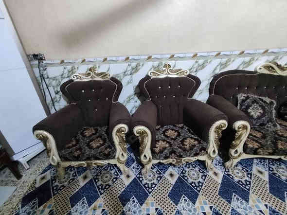 السلام عليكم طخم قنفات ملكي ست قطع عشر مقاعد نضيف كلش الشراي يتصل مكاني ابو رمانه *********** عمارة
