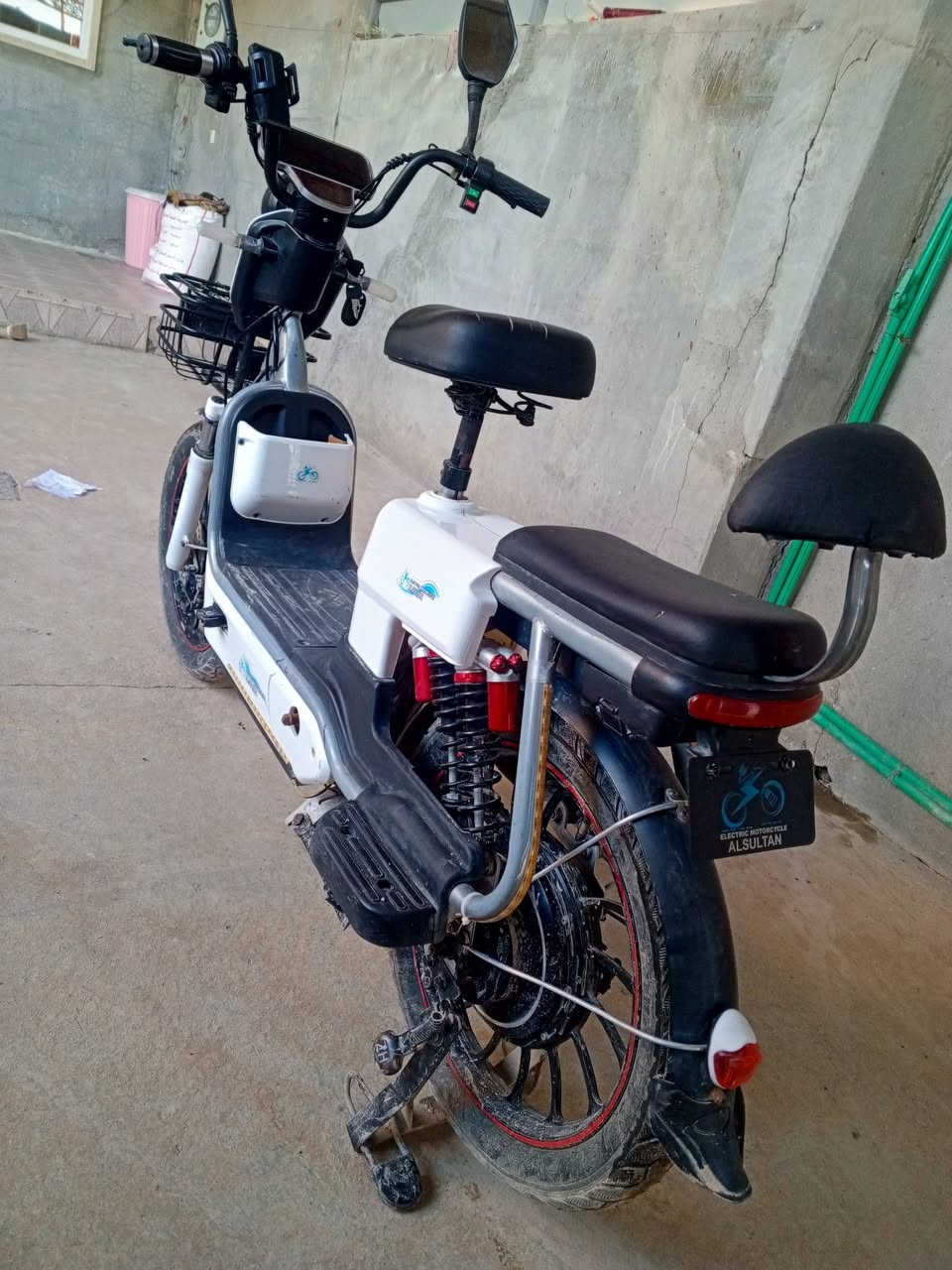 دراجة شحن للبيع موديل 2024حجم 20كبير خمس بطاريات تشتغيل عن بعد كهربائية كله شغال مابي نص برغي سعره 400بي مجال رقم ***********مكاني موصل شلالات
