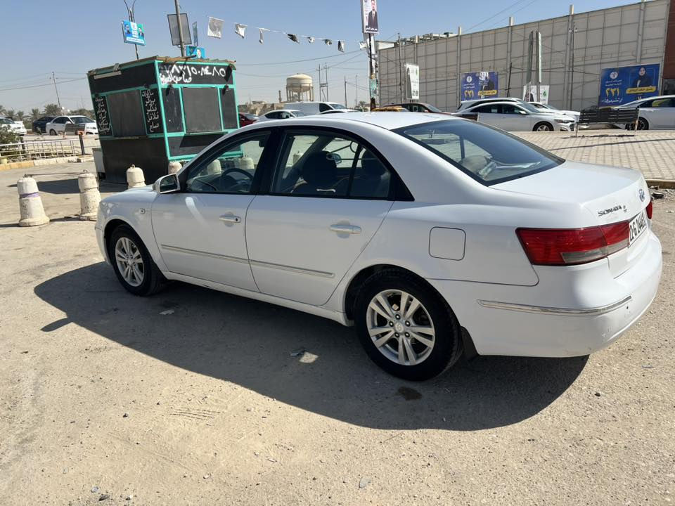 سوناتا موديل ٢٠٠٩ اللون ابيض داخل جلد اسود 
كشن السايق كهرباء 
محرك ٢٠٠٠
بيها رشات صبغ خالية من الگص والتبديل 
مكينة وكير وحدادة وتبريد جيد جداً
تخم تاير وويل كب جدد
رقم اربيل 
سنوية بأسم صاحبها وكالة وتحويل جاهزة وداخلة هزة 
السعر ١١٠ بي شوية مجال

***********
