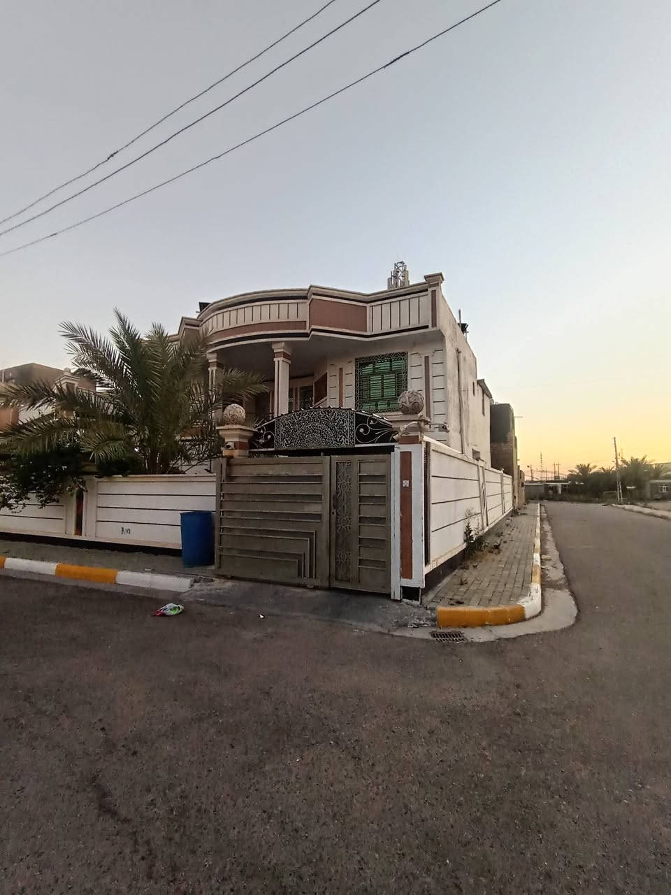 دار للبيع طابقين التأميم ٣٠تموز الأولى قرب جامع بدر الكبرى
طابو صرف تحويل المساحة ٣٠٠م
ركن شارع 10X10
طابق الاول بناء حجر 
استقبال ومطبخ وصاله غرفتين نوم مناور صحيات داخليه وخارجية كراج سياره
الطابق الثاني بناء طابوك ٣غرف نوم صحيات
السعر خاص
للاستفسار التواصل مكتب الجامعة التأميم ٣٠تموز الشارع العام الرئيسي
*********** ابو سعد
***********
***********
