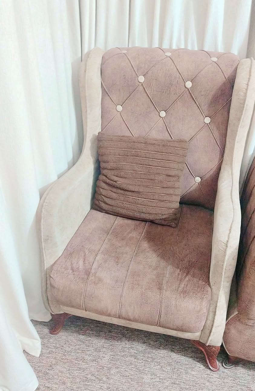 سلام عليكم تخم 7 مقاعد نظيف للبيع مابي اي ضرر اسفنج ضغط عالي قنفه ام 3 مقاعد  وقنفه ام 2 و 2 كراسي سعره 200 وبي مجال مكاني بغداد منطقة الحريه ***********.
