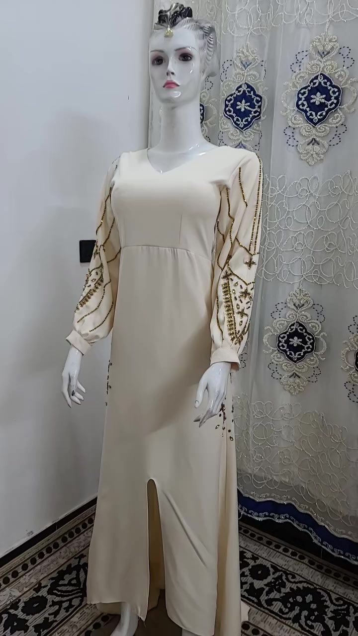 🌟فستان راقي بلون اوف وايت الملكي 🌟اذا تحبين الاناقة والبساطة مع المسة فخامة. هاذ الفستان الك 👌🤍✨قماش ناعم وانسيابي يبرز جمال الجسم✨شغل يدوي ذهبي راقي علئ الاكمام يضيف المسة فخامة ✨تصميم طويل بفتحة امامية خفيفة لستايل عصري وانيق.✨ مناسب للمناسبات. السهرات والخطوبة والمهر اطلالة هادئة لكن تخلي الكل يلتفت 👑📩للحجز والستفسار مراسلة الصفحة. توصيل متوفر


**إذا كنت صاحب هذا الإعلان وتريد حذفه لأي سبب، رجاءا أرسل رسالة إلى الدعم الفني**