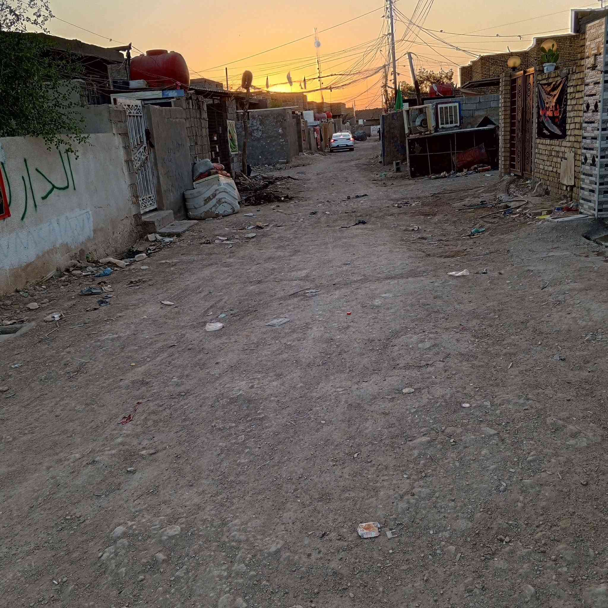ياالله دار للبيع في حي الجوادين غرب مدرسة القلم عقد زراعي سند 25 يتكون من غرفتين او صاله او استقبال او مطبخ المساحه 200متر اسعر امناسب البيت مسلح ***********اثير ***********
