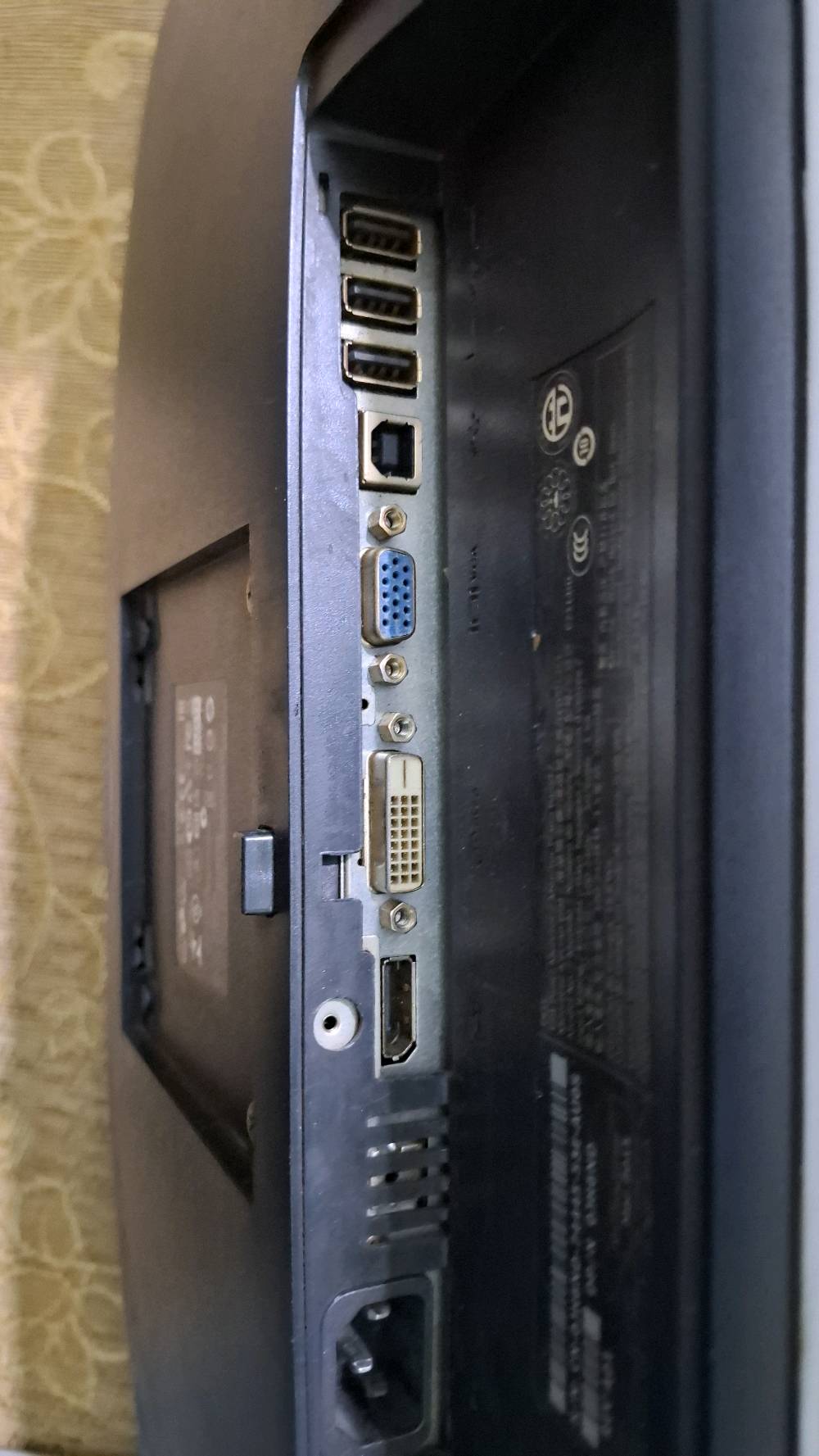 شاشه pc حجم 24 دقة 1080 هرتز 60 بيها خط مثل ماموضح بلصور ومامأثر عل شي
سعرها 25 قفل مابيها مجال توصيل ماعندي مكاني بصره 
