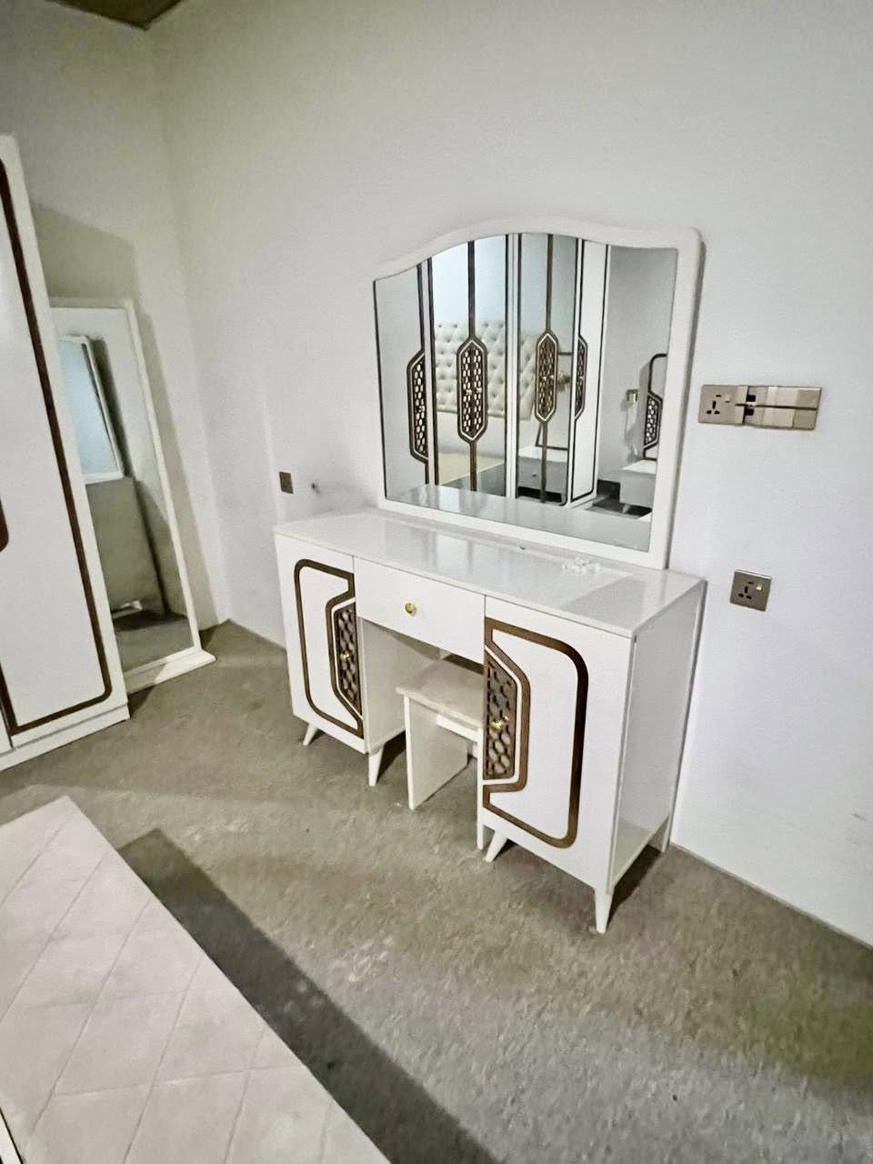 #للبيع غرفة نوم 8 قطع اخو جديد اي عيب مابيها اي ضرر مابيها


**إذا كنت صاحب هذا الإعلان وتريد حذفه لأي سبب، رجاءا أرسل رسالة إلى الدعم الفني**