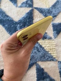 آيفون 11 العادي للبيع او مراوس جداً نظيف و كلشي شغال بي حتى فيس إيدي ش...