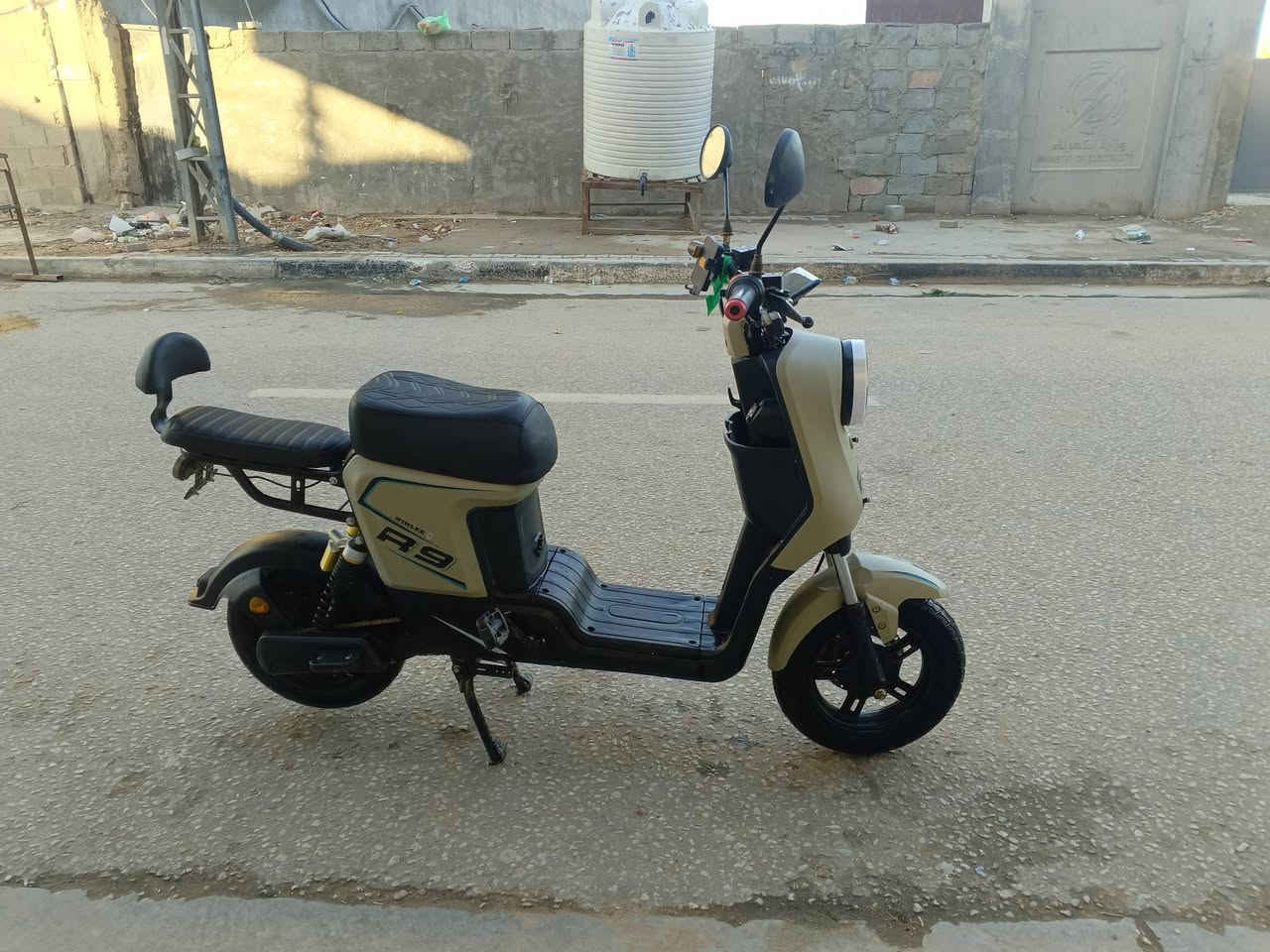 للبيعR9 أخت جديده مستخدم قليل موديل 25 تشتغل كارت وسويج وبصمه واحد على وأحد شرط الفحص سعر 350 كربلاء حي البلديه ***********
