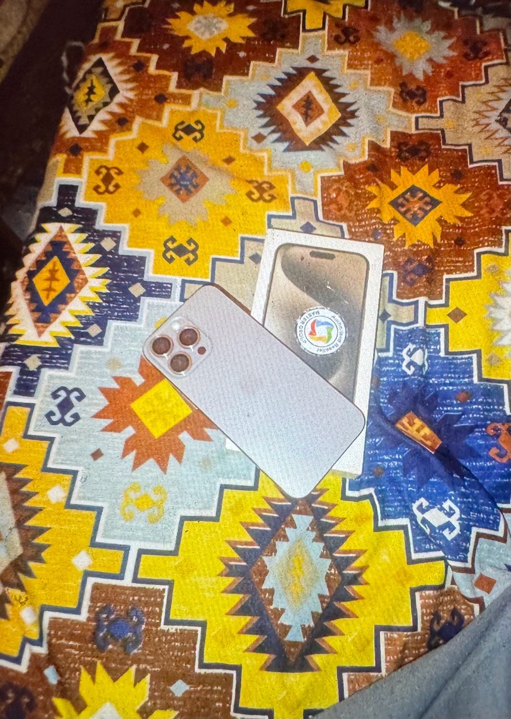 سلام عليكم 15 برو ماكس كلشي كدامكم شرق اوسط بطارية 100 مشحون 180 بس وماستر والنظافة انتوا على شوفة عينكم شلونها وانظف من الصور ملحقاتة الاصلية كاملة ويا وين متريد افحص وضمان بي  انطيك كلشي ممبدل بي ولا مفتوح ومكفول انطيك ويا شاشتين حماية و6 عدسات كامرة و3 كفرات ويا هدية ذني مكاني بغداد الشعب السعر المطلوب مليون و250 وبي مجال متلكة هيج سعر بهيج نظافة كفيلك الله واذا انت مشتري إن شاء الله ارضيك بالسعر هذا رقمي *********** واتساب اذا تريدون موجود فيس موجود ورقم هم