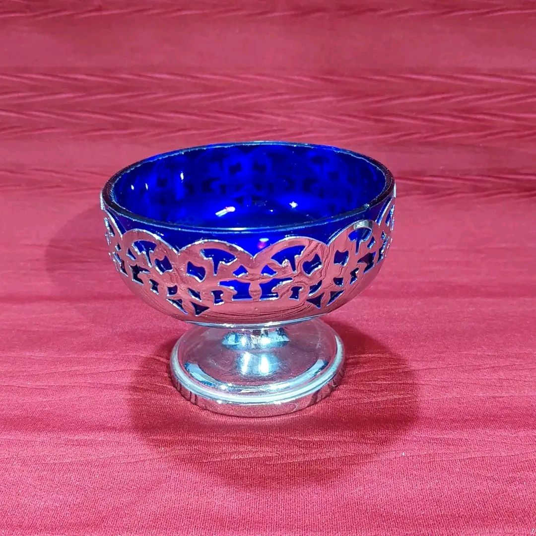 زوج مقدمات أنتيك إنجليزية مصنوعة من زجاج الكوبالت الازرق ومغلفة بمعدن فضي، واحد منهم طلاء فضة مختوم
السعر : 12 الف القطعتين


**إذا كنت صاحب هذا الإعلان وتريد حذفه لأي سبب، رجاءا أرسل رسالة إلى الدعم الفني**