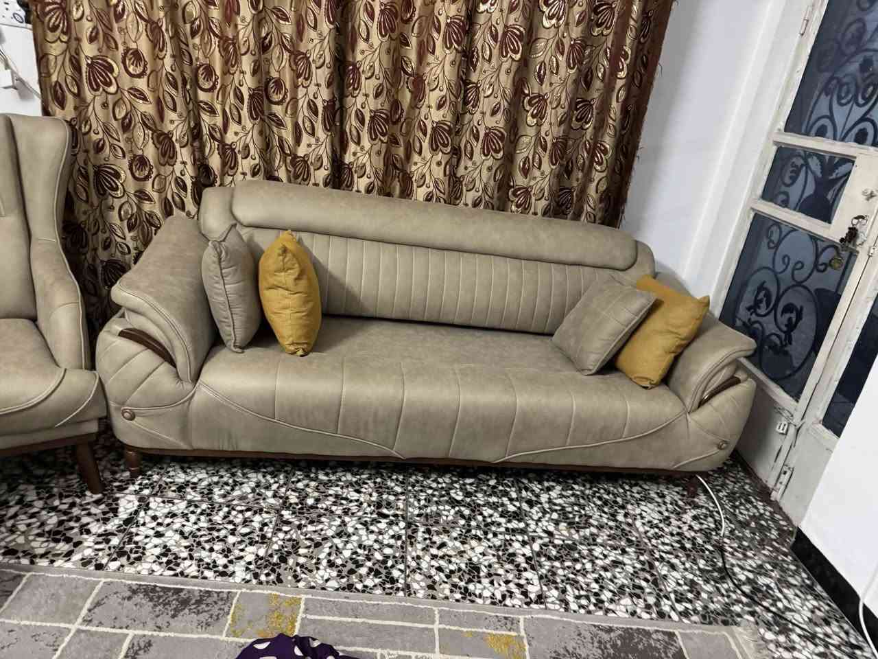 تخم عشــــــــــر مقاعد تركي وتر بروف قلاب ماخذته  مليون ٤٥٠الف اريد ابيعه لضيق المكان  نظيف بــــي شخط فقط موجـــــــود  السعر ٨٥٠ وبي مجال 
*********** للاتصال
