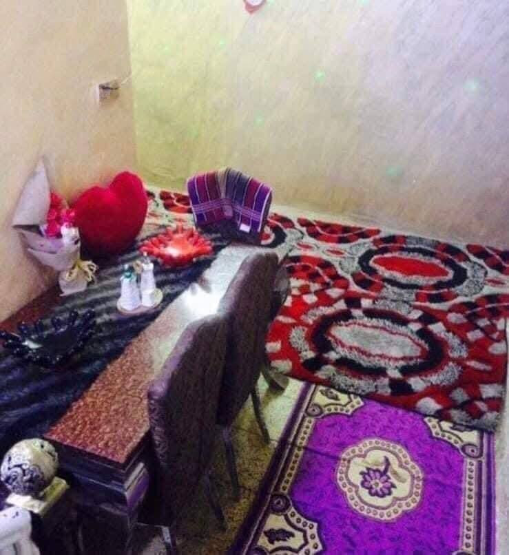 عقار للبيع في منطقه الشرطه الرابعه طابو صرف واجهه 7 نزال 20  المساحة 140 متر يحتوي على مدخلين وطرمه وحديقه وصحيات خارجيه وداخليه واستقبال وحولي ومطبخ حار وبارد وغرفتين فوك وسطحين عارضي بسعر كاع 165 مليون للاستفسار أكثر الاتصال ع رقم *********** مكانه بضبط الفرع المقابل معهد العلى التعليمي ثاني بيت بداية الفرع
