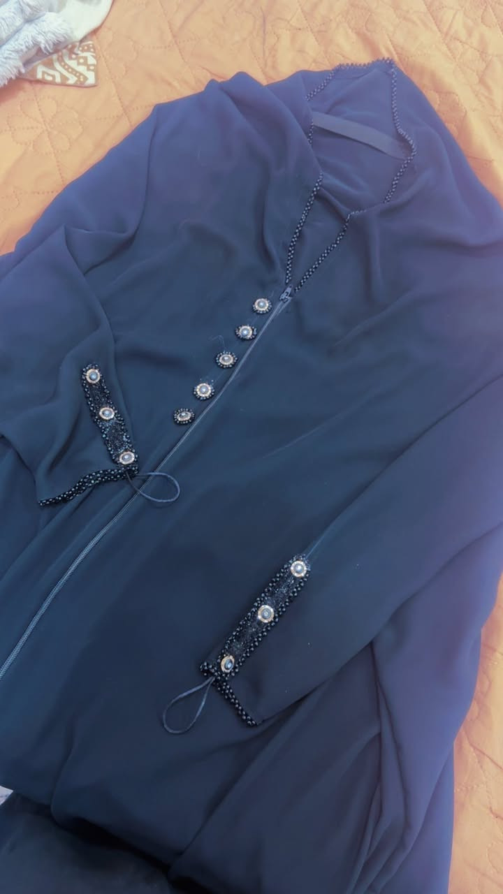 بنات اشتريت هاي العبايه البارحه ماملبوسه ابد والله سواد فاحم كلش حلوه بلحقيقه اخذتها ب35 واريدها ب25


**إذا كنت صاحب هذا الإعلان وتريد حذفه لأي سبب، رجاءا أرسل رسالة إلى الدعم الفني**