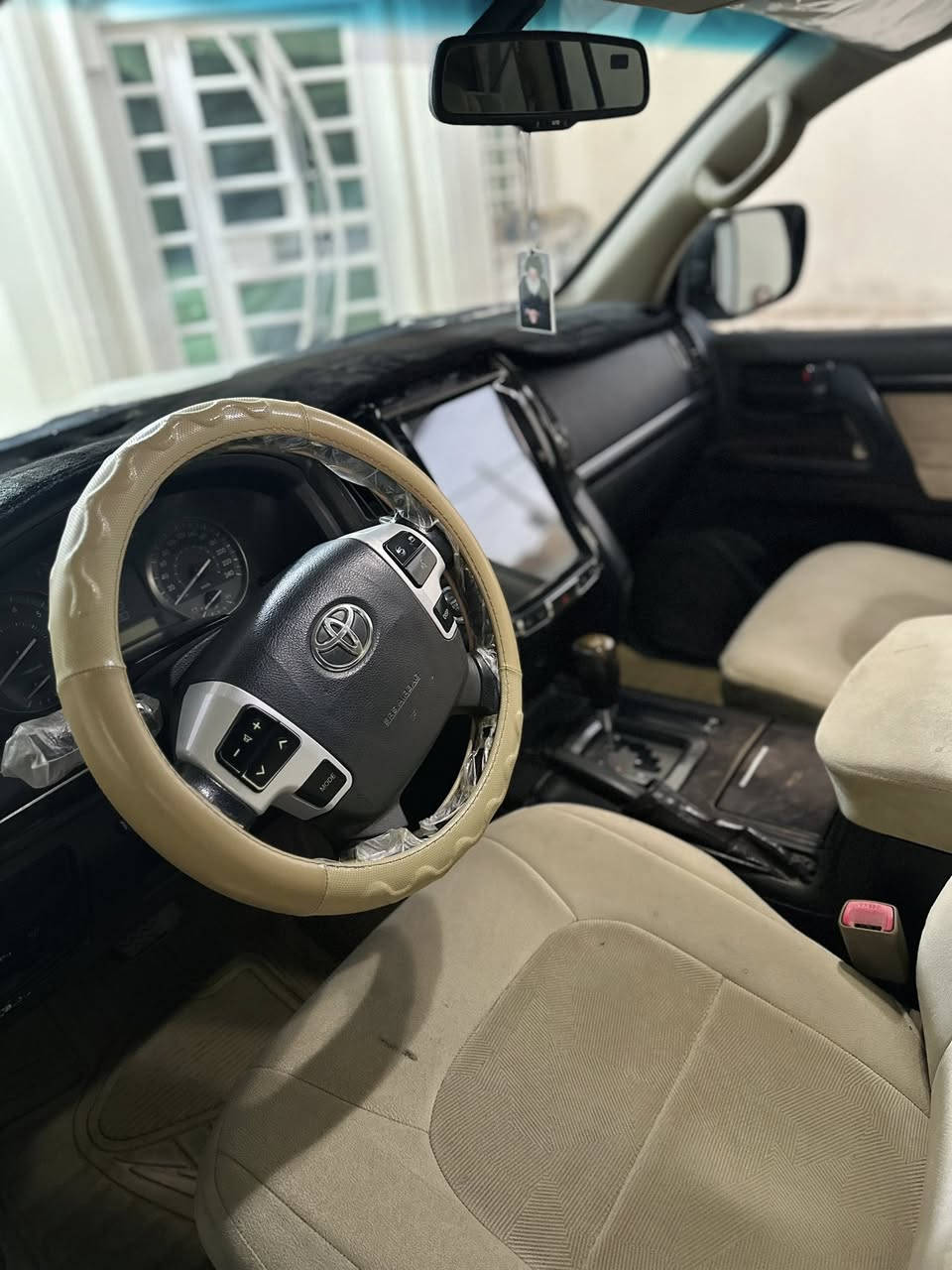 سلام عليكم لاندكروز 2008 فول مواصفات للاخير محرك 8 سلندر السيارة بيها تكشير بالقمارة صبغ مكشر مكفولة من ضربة السيارة بأسمي كير ومحرك كفالة حدادية تخم تاير جاهزة مكان الديوانية السعر 240 استفسار ***********
