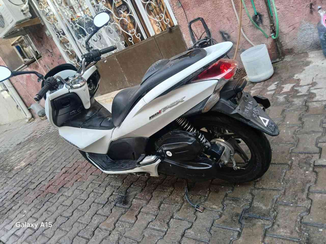 للبيع دراجه pcx ياباني الاصلي مكينه 150 برغي إذا مفتوح ترجع بشرط علفحص حساس حرف A  نوزل خطين ستان كهربائي حساس ازدحام دراجه جديده  حساس شلعه معدل خير من الله دراجه تتعب تكول جديده مال جناي   شرط برغي ممفتوح بيهه جيب فيتر وافحص مكان بغداد الكرخ السعر مليون و450  وبيهه مجال والاستفسار*********** بغداد, العراق
