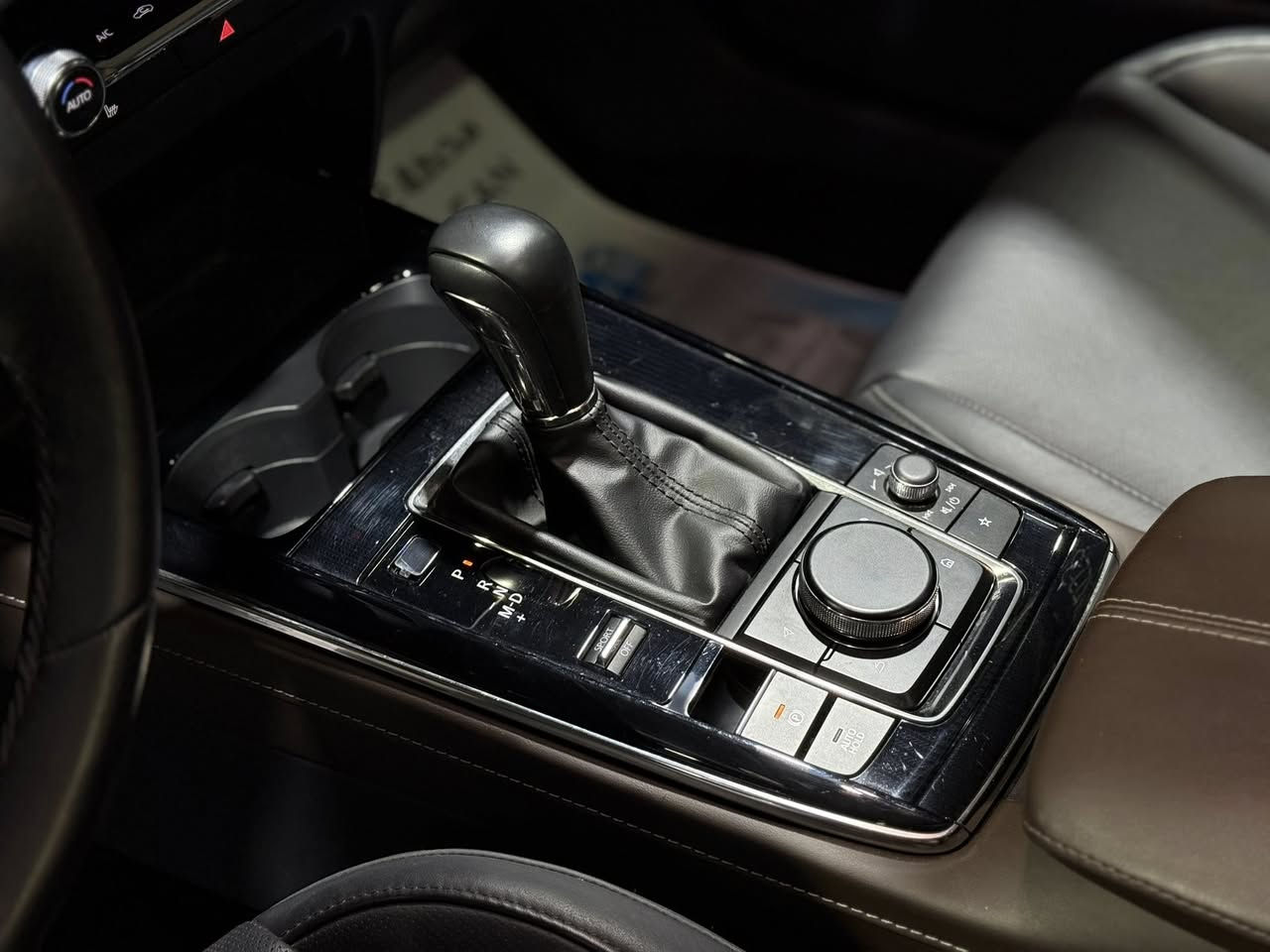 مازدا CX - 30 بريميوم فول مواصفات لون رصاصي
#الموديل : 2024 
#عداد_المسافة : 8 الاف ميل حقيقي 
#الضرر : تصليح الجاملغ الامامي على البارد فقط
#الكفالة : السيارة مكفولة كفاله عامة من الصبغ والتبديل
#الرقم : اربيل ( تحويل او وكالة )

#المواصفات : 
▪️السيارة : #مازدا #CX-30 #premuim 
▪️المحرك : 2.5L . V4  ( اربعة سلندر )
▪️حجم الويل : ويل كب حجم 20 مع طقم تايرات بحالة ممتازة
▪️مصابح امامية زنون مع LED
▪️بصمات عدد 2 للأبواب مع بصمة جنطة وبصمة تشغيل وتشغيل عن بعد
▪️غرفة السيارة جلد أسود اصل 
▪️فتحة سقف ( سلايد روف )
▪️رادار امامي مانع تصادم
▪️حساس خلفي اصل
▪️تحذير الخروج عن المسار
▪️تحذير النقطة العمياء
▪️مقاعد تدفئة
▪️تدفئة مقود القيادة
▪️كامرة خلفية دوارة اصل مع الستيرن
▪️شاشة الدشبول الحجم الكبير
▪️تحكم فول كهرباء لكرسي السائق  
▪️سستم صوت BOSE
▪️تشغيل عن بعد
▪️صندوق كهرباء
▪️نظام AWD
▪️تحكم ستيرن جهتين بلوتوث وحاكية وكروس سرعة وتحكم صوت 
▪️نظام ABS مانع انزلاق

السعر المطلوب : 175 ورقة مع المجال.

 
الاتصال على : ***********

معرض سما دبي لتجارة السيارات والمزادات الامريكية
النجف - المدينة المائية -مقابل حي الجامعة

ولمشاهدة المزيد من السيارات الخاصة بمعرض سما دبي  للسيارات الامريكية زورو موقعنا على الرابط التالي:

‏https://m.facebook.com/معرض-سما-دبي-لتجارة-السيارات-والمزادات-الامريكية-109437940947714/?ref=bookmarks
