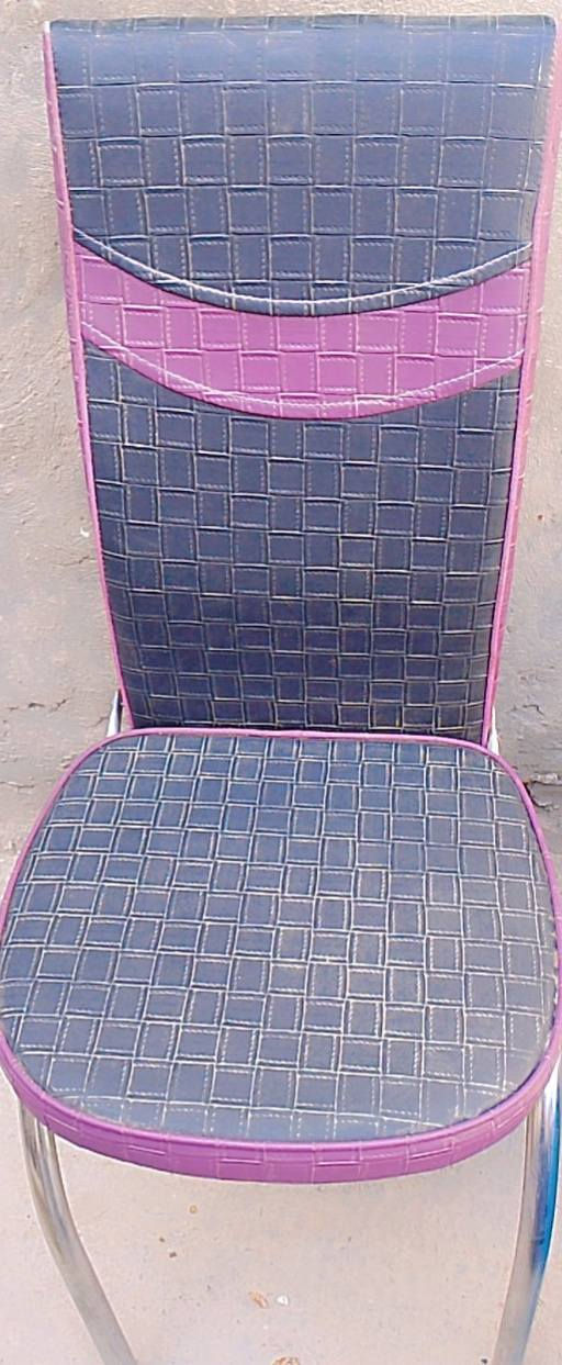 السلام عليكم عندي هذا الميز الطعام يتصغر ويتكبر مع خمس كراسي السعر 150وبي مجال  للاستفسار ***********
