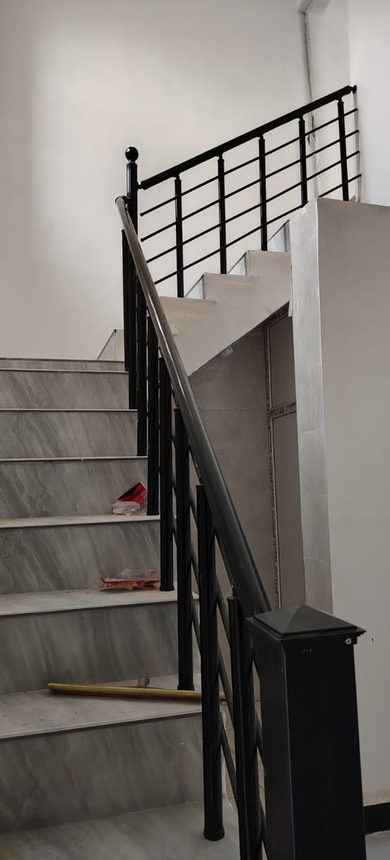 يالله الدار للبيع خلف حلويات ابو سلام مساحه 100متر طابو زراعي غرفتين نوم بيت جديد للستفسار رقم صاحب الدار ***********
