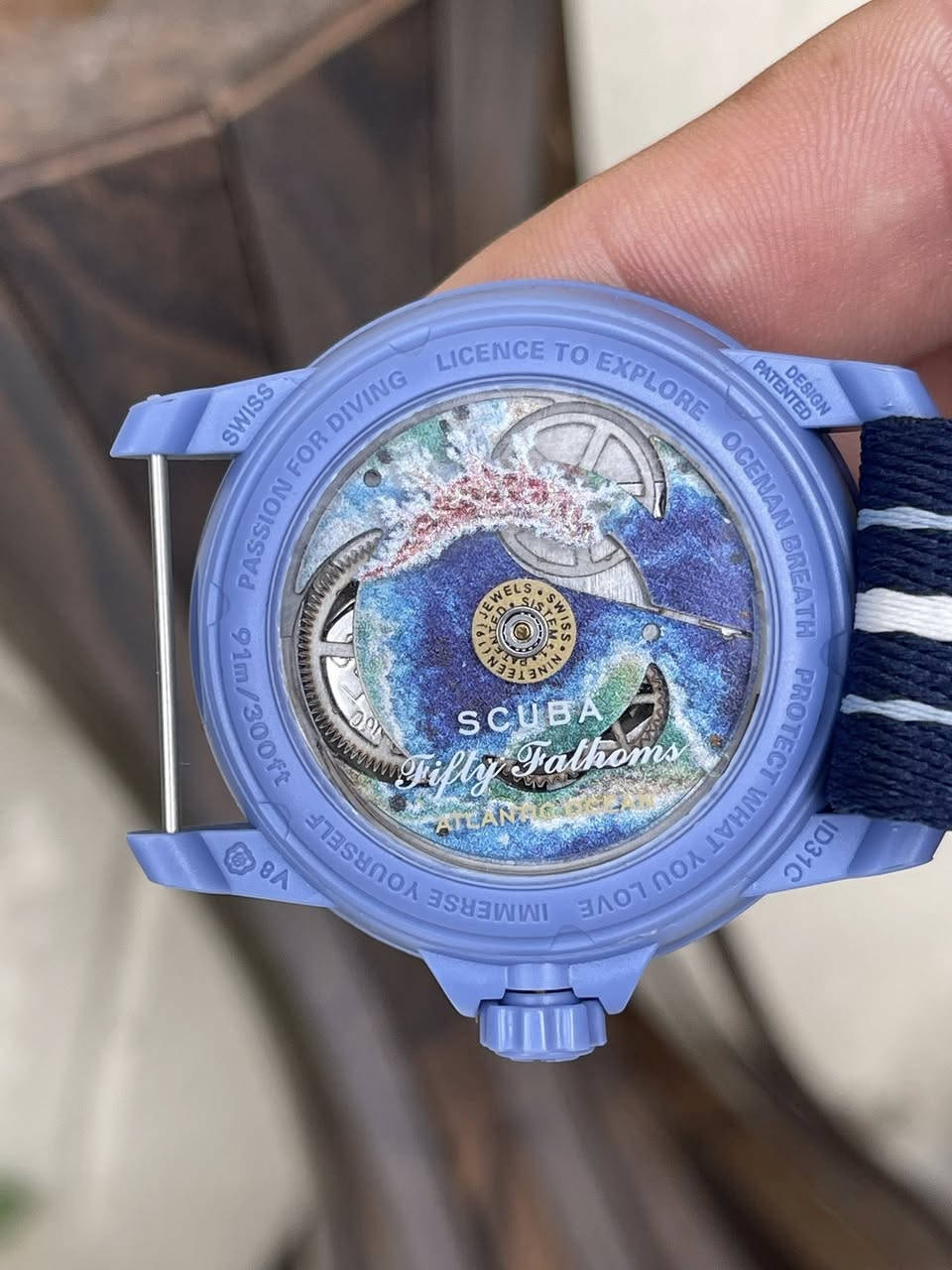 سلام عليكم 
ساعة ماركة سواتش صنع سويسري اصل تصميم تتميز بلون ازرق مدرج 
من محيط الأطلسي 
مكينة وتماتيك حطياطي طاقة 90 
ساعة  كشف 
طوق دوار سيراميك 
عرض منذف تاريخ 
مقاومة الماء 90 متر 
سير كتان من اجود نواع قماش 
بلادي مختم سواتش 
ساعة لم تستخدم 
رتيل ساعة في مواقع 300 يورو 💶 
عنواني بغداد الدورة يوجد توصيل 🚚 بغداد ولكل 
العراق 🇮🇶 
***********
تفاصيل اكثر خاص او وتساب
