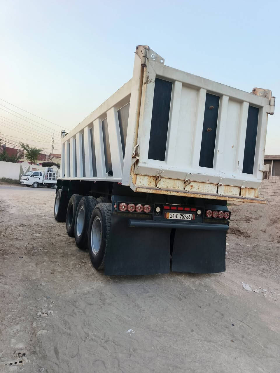 سلام عليكم عربانه للبيع موديل 2025 تخم تاير طول 740 ورتفاع 140  بيها سنويه ورقم تحويل ثاني يوم المكان بغداد تقاطع النهروان  تصال ***********
