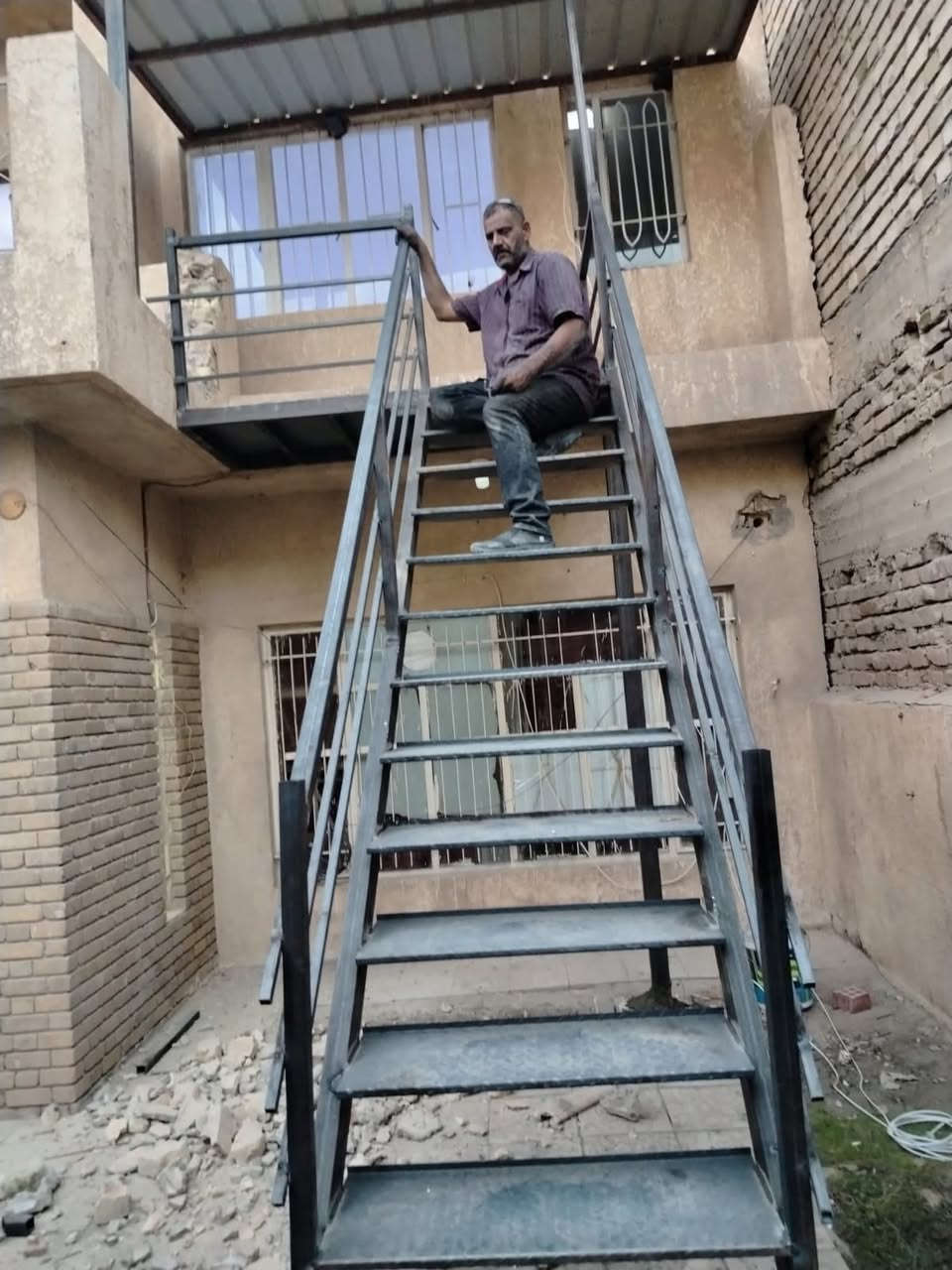 ابو احمد حداد متنقل في بغداد كافه أعمال الحداده نوصلك لباب بيتك ***********
