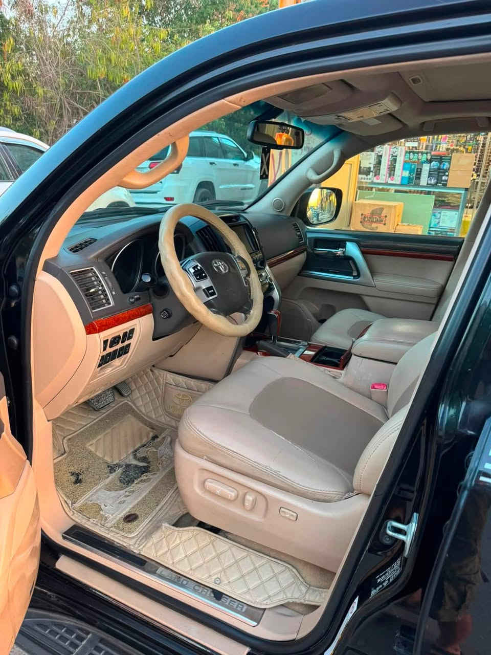 السلام عليكم لاندكروز 2013VXR محرك 5700 رقم بغداد بسمي صبغ 3قطع بدون دواخل كير محرك تبريد ثلج حداديه جديده تخم تاير السعر275مكاني سامراء ***********
