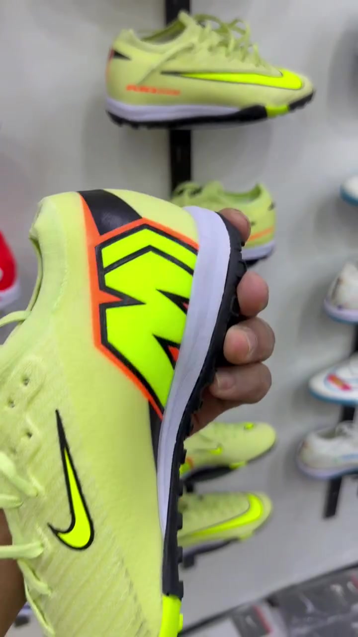 توفر حذاء اير زوم اصلي ماستر كوالتي👟.
القياسات من41-44📐.
العنوان📍:كربلاء شهداء سيف سعد قروب كهربائيات الماس 
للتواصل والحجز📞:
***********
***********
اسم المحل:تجهيزات العمدة للفرع الثاني⚽️.
