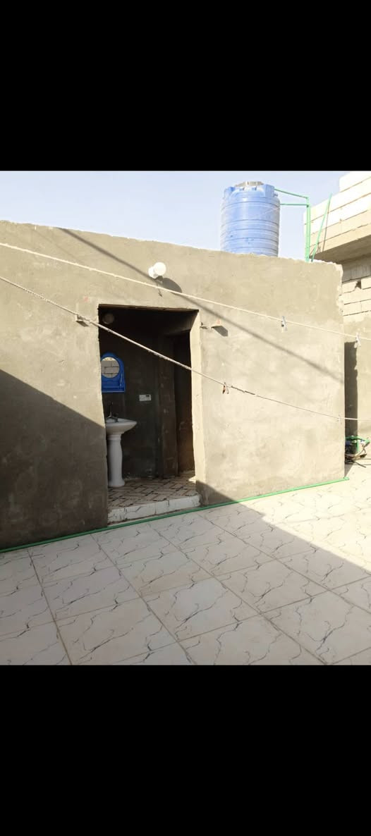 السلام عليكم🏠🎄 بيت للبيع بالسكان الصناعي بدور سيد حمزة مساحة ١٧٠ صب كونكريت
بيه وصل تمليك
يتكون من غرفتين واصحيات داخليه والخارجية الدوانية ماكاملة واصاله وامطبخ 
السعر ٤٠ بيه مجال
رقم الهاتف📱 ***********
