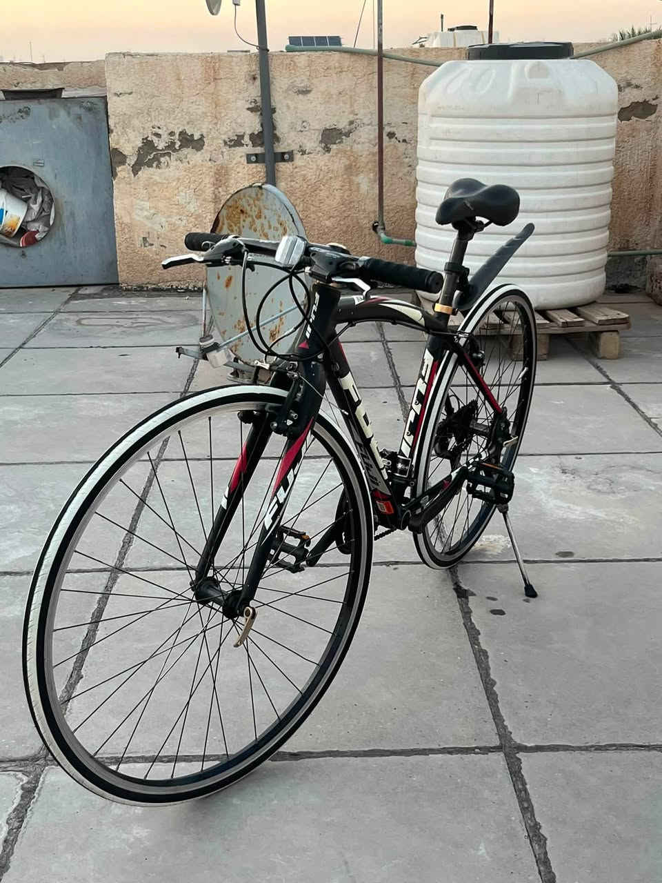 دراجه البيع من ماركه. فوجي غنيه عن تعريف🚵✔️
دراجه وضع خاويه غير مستخدمه بل عراق وكله بلاديه. 💯✅
هجينة (Hybrid / Flat-bar Road Bike) من إنتاج شركة Fuji (فوجي) الشهيرة. ✅💯

‎📋 المواصفات الكاملة (حسب المواصفات الشائعة لهذا الموديل):
* الهيكل (Frame): مصنوع بالكامل من الألومنيوم الخفيف والمتين (تقنية خفض الوزن A2-SL Custom Butted Alloy) لحمايتها من الصدأ وتوفير وزن ريشة أثناء القيادة والتحكم.
✅💯
‎الإطارات والعجلات (Wheels & Tires):
* عجلات قياس 28 إنش (المعروفة عالمياً بحجم 700c).
* الإطارات نحيفة مخصصة للمشي السريع على الأسفلت والطرق المعبدة، وتتميز هنا بـ خط جانبي أبيض يعطي الدراجة مظهراً رياضياً جذاباً. 

‎نظام ناقل الحركة (Drivetrain):
* نظام سرعات 8 خلفي × 3 أمامي (بإجمالي 24 سرعة) أحسب سنة الإصدار الدقيقة.
* المكونات والتحويلات من شركة Shimano (شيمانو) اليابانية لضمان سلاسة التنقل بين التروس. 

‎المكابح (Brakes): مكابح حذوة (Rim Brakes) ميكانيكية تقليدية، توفر استجابة جيدة ووزناً خفيفاً وسهولة تامة في الصيانة.[1]
‎المقود (Handlebar): مستقيم (Flat bar) يضمن وضعية جلوس مريحة للظهر والرقبة، ومناسب جداً للمسافات الطويلة أو المشاوير اليومية داخل المدينة
السعر. 235مجال بسيط. 
يوجد توصيل جميع محافظات. عراق. 🚚🚵
***********☎️
