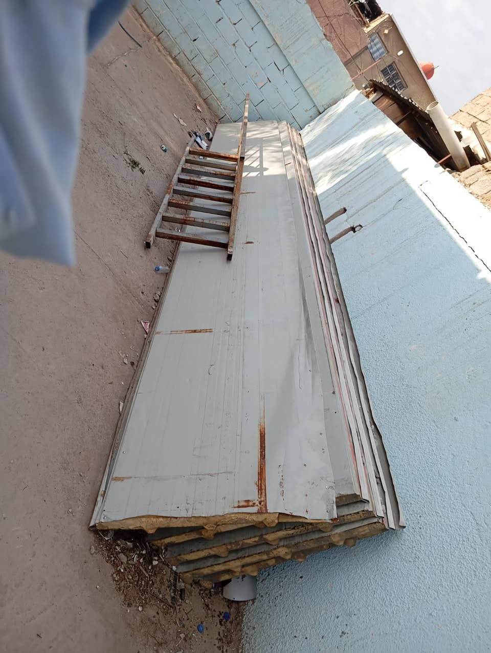 سلام عليكم سندويج سطحي سقف عدد٥ طول ٨ مترات مثل مموضح بصور للبيع بيهن بس اول وحده موضحه بصوره معوجه مكانه بغداد بجميله للاستفسار ***********
