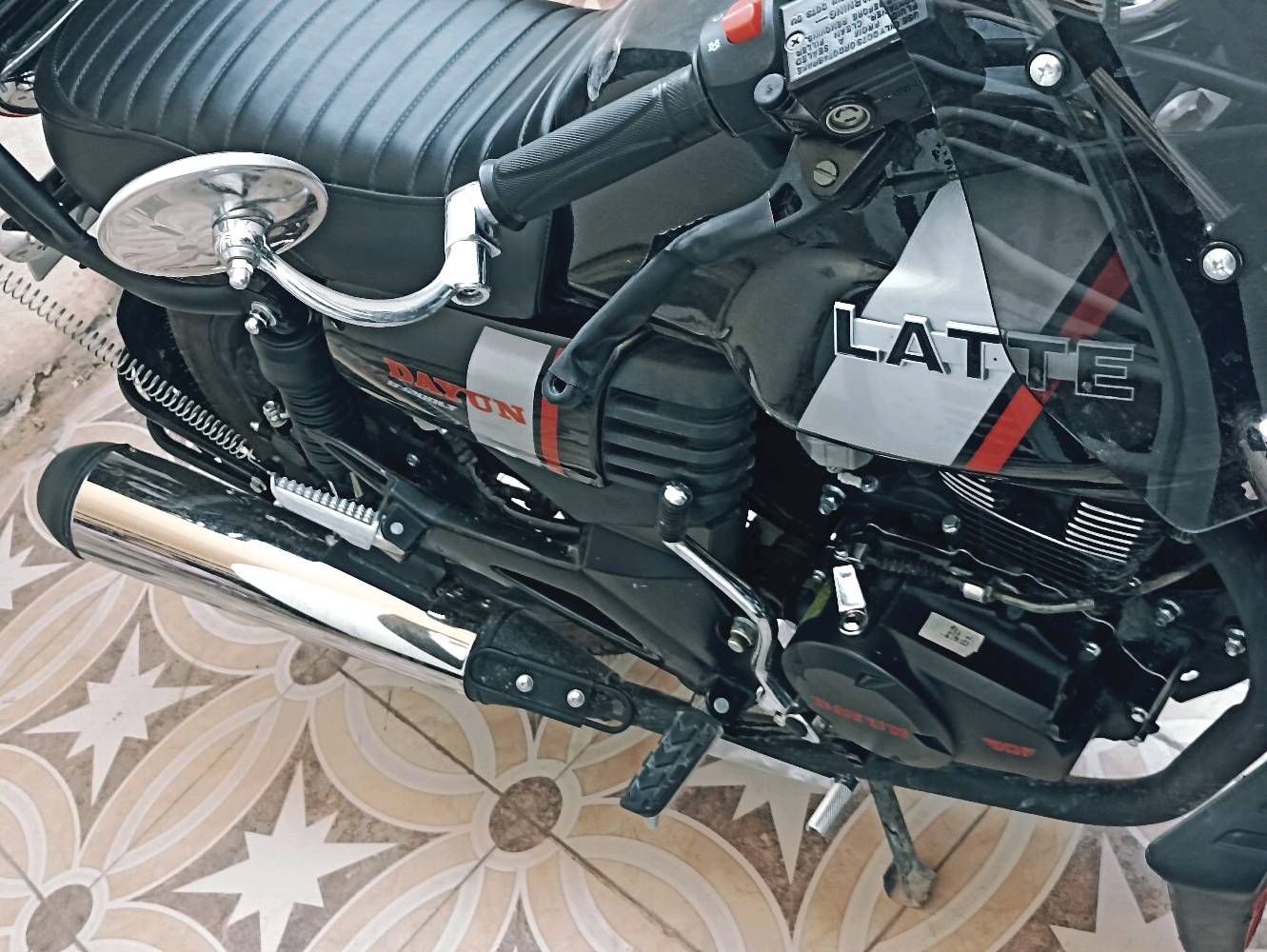 دايوان لاتي موديل 26 مرقمه سعرها 3000000
جديده برغي ممفتوح بيها اريد مراوس واريد فرق 
مكانها كربلاء
ممكن تكتبلنا الموديل بالضبط شنو؟ دايوان لاتي 26 بس شنو رقم/نسخة الماكنة أو السعة إذا موجودة؟: 
2026
الأوراق والرقم مرقّمين بالكامل لو بيها أي نقص أو ملاحظات بالمستمسكات؟: 
بدون نقص
شكد ماشية المكنة تقريباً، وبيها أي صيانة أو تبديلات مسويها قريب مثل سيت، كفرات، بطارية أو زيت؟: 
بدون صيانه 
المراوس تريدها ويه شنو بالضبط، وهل تقبل فرق بس لو تبيع نقدي هم؟: 
دايوان واريد فرق 
مكانك بكربلاء وين تحديداً، ومتى ممكن المعاينة أو التجربة؟: 
باي وقت