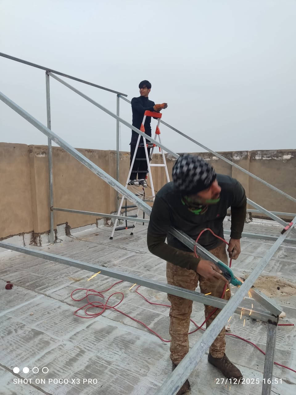 اللهم صل على محمد وآل محمد 
عمل جديد في أحد بيوت قضاء الشنافيه والرزق على الله 

✅منظومة طاقة شمسية متكاملة، نفذها فريق "الياسري لمنظومات الطاقه الشمسيه "  بمواصفات تقنية عالية  وتنفيذ متناهي الدقه .

📌 الإنتاج النهاري  : 20 أمبير 
📌 الإنتاج الليلي : 15 أمبير 
📌 الانفيرتر: ايتل 6kw– ضمان 3 سنوات
📌 البطارية: ايتل (15kw)  - ضمان 5سنوات 
 📌الألواح الشمسية: Longi x7– قدرة اللوح 615 واط وجهين ، بضمان 15 سنة
📌الهيكل: حديد مغلون عالي المتانة
📌 المكونات الكهربائية: قواطع اونسي وكابلات من مناشئ رائدة عالميًا

📢 هذا المشروع نُفذ بأيادي كادر هندسي متخصص، حاصل على شهادات مهنية معتمدة. 

📞 للتواصل: 
 المهندس علي طاهر الياسري ***********
 المهندس مدين يوسف الياسري *********** 
حيث تلتقي الطاقة بالهندسة... وتُولد حلول للمشاكل الكهربائية
#طاقةشمسية #طاقةنظيفة #طاقةمستدامة #طاقةلاتنفذ
#https://www.facebook.com/share/16CQUyJVN2/
