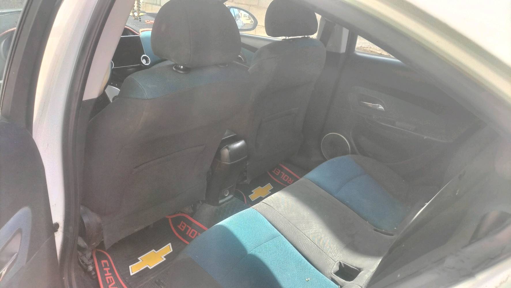 السيارة شيفروليه كروز LS موديل اقتصادي مريح بلون أبيض. تحتوي على نظام ناقل حركة أوتوماتيكي ومزودة بديكورات داخلية محافظة. مناسبة للتنقلات اليومية والقيادة في المدينة. فرصة جيدة لمن يبحث عن سيارة عملية. الرجاء الاتصال عبر الرسائل لمزيد من التفاصيل.